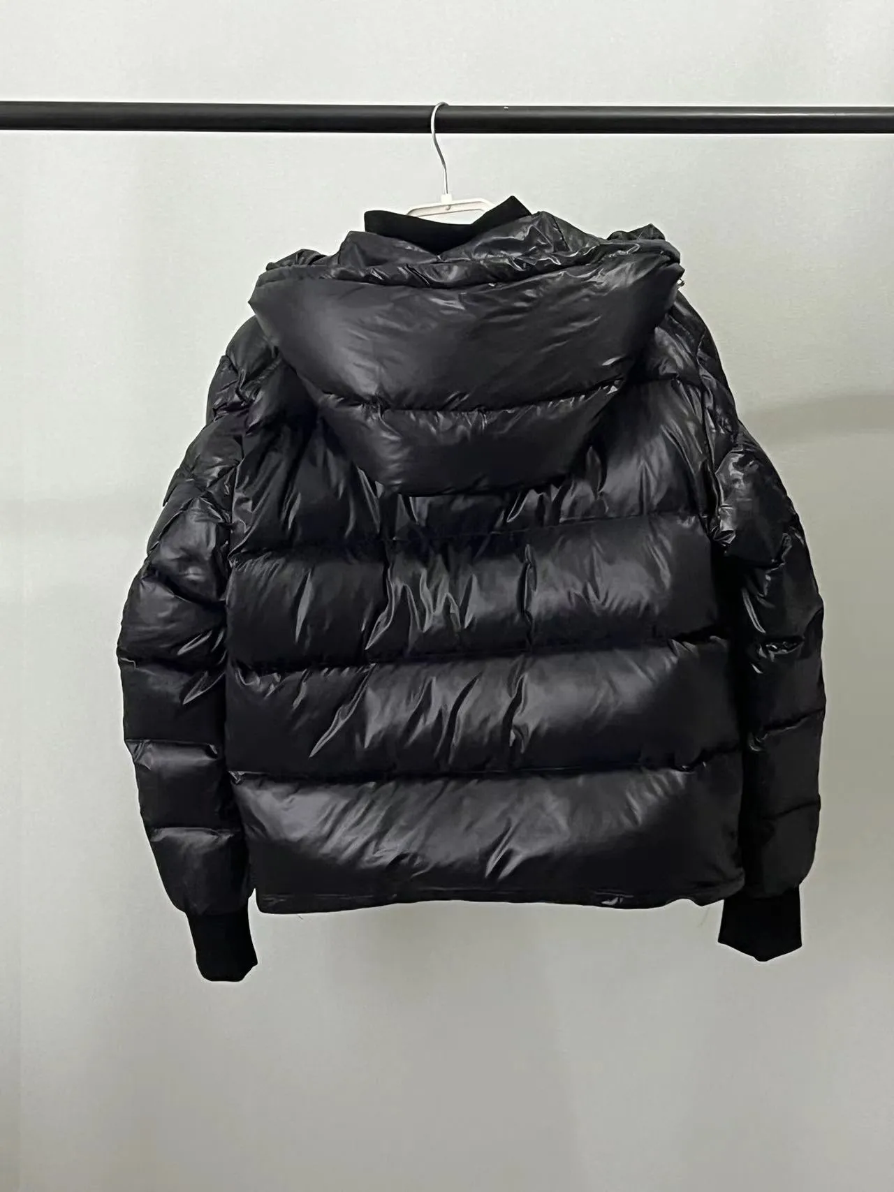 P920 ⬆️🆕❤️2️⃣0️⃣2️⃣4️⃣🆕MONCLER, the latest winter model, couple model, is on sale simultaneously on the official website! This down jacket has a great sense of design and looks, and you can buy it directly with quality control. It’s a high-end product that you can’t go wrong with! Simple and elegant design~Classic flap pocket design on the sleeves and arms~The overall design makes this dress unique!   It is made of imported high-tech fabrics and is filled with white duck down. The texture and shape of the fabric are exquisite. You can feel its powerful aura through the detailed pictures. It also has superior handsomeness and thermal performance, making it easy to wear in various occasions! With polythermal insulation, you don’t have to worry about a little chill! It shows off the style and is also very warm at the same time (hat 🉑removable)~ Color: Black Red Gray Size: 1-2-3-4-5 (M~3XL)