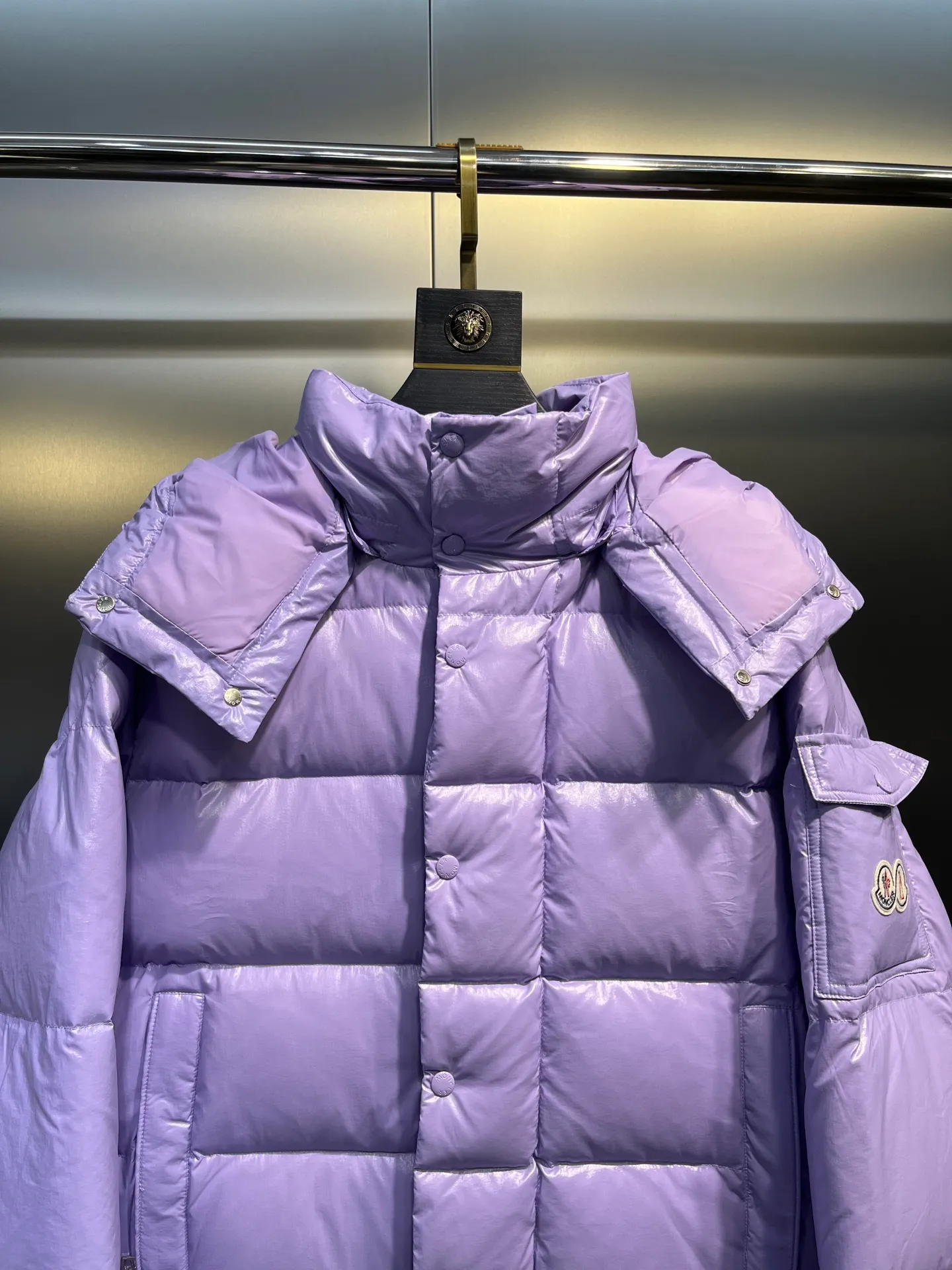 P840 Moncler 70th Anniversary 🌟maya limited edition double label series, the highest version 95 white goose down, French M Archives collection, ultra-high-end Maya series, hooded warm down jacket for couples, winter jacket! The Maya down jacket, which has been anticipated for a year, is one of the most classic down jacket styles and is a collection from the Moner Archives! I won’t brag about the quality of this down jacket, because everyone claims to be the best, and everyone must receive a good one! Toray's glossy outer material is supplied by customers, with great fluffiness, no trace of stems, strong resilience, outstanding details, exquisite craftsmanship, and DIST environmentally friendly goose down filling! This year’s latest logo is full of warmth, which is enough for basically anywhere in the country! It can be worn as a ski suit, and it is so handsome. It is definitely the most influential winter high-street item when worn!  Size: 1-5 yards