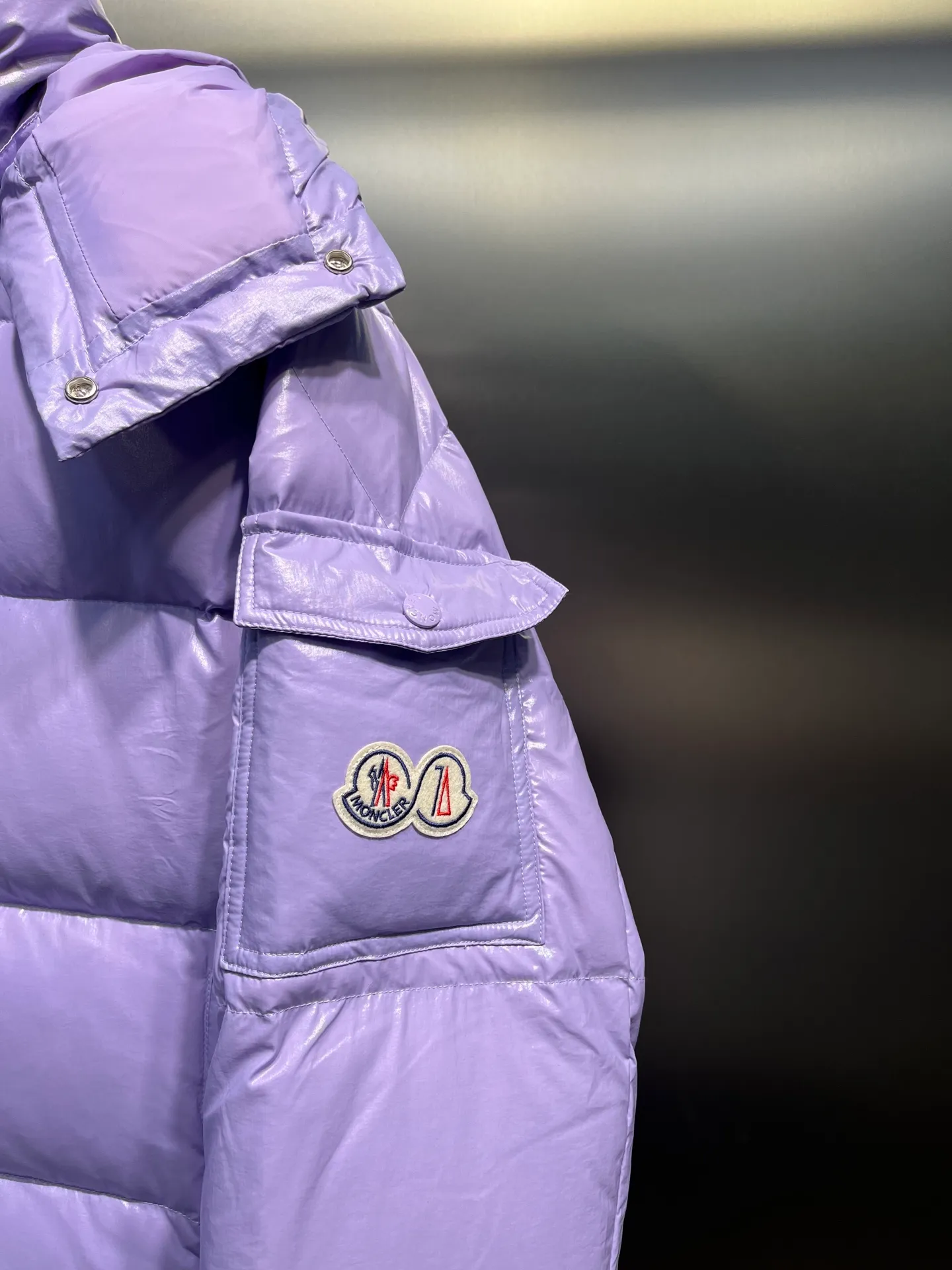 P840 Moncler 70th Anniversary 🌟maya limited edition double label series, the highest version 95 white goose down, French M Archives collection, ultra-high-end Maya series, hooded warm down jacket for couples, winter jacket! The Maya down jacket, which has been anticipated for a year, is one of the most classic down jacket styles and is a collection from the Moner Archives! I won’t brag about the quality of this down jacket, because everyone claims to be the best, and everyone must receive a good one! Toray's glossy outer material is supplied by customers, with great fluffiness, no trace of stems, strong resilience, outstanding details, exquisite craftsmanship, and DIST environmentally friendly goose down filling! This year’s latest logo is full of warmth, which is enough for basically anywhere in the country! It can be worn as a ski suit, and it is so handsome. It is definitely the most influential winter high-street item when worn!  Size: 1-5 yards