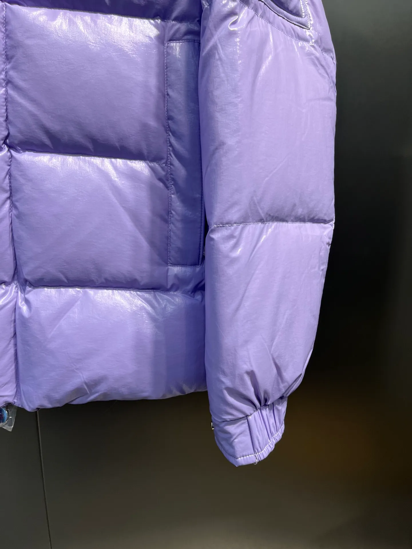 P840 Moncler 70th Anniversary 🌟maya limited edition double label series, the highest version 95 white goose down, French M Archives collection, ultra-high-end Maya series, hooded warm down jacket for couples, winter jacket! The Maya down jacket, which has been anticipated for a year, is one of the most classic down jacket styles and is a collection from the Moner Archives! I won’t brag about the quality of this down jacket, because everyone claims to be the best, and everyone must receive a good one! Toray's glossy outer material is supplied by customers, with great fluffiness, no trace of stems, strong resilience, outstanding details, exquisite craftsmanship, and DIST environmentally friendly goose down filling! This year’s latest logo is full of warmth, which is enough for basically anywhere in the country! It can be worn as a ski suit, and it is so handsome. It is definitely the most influential winter high-street item when worn!  Size: 1-5 yards
