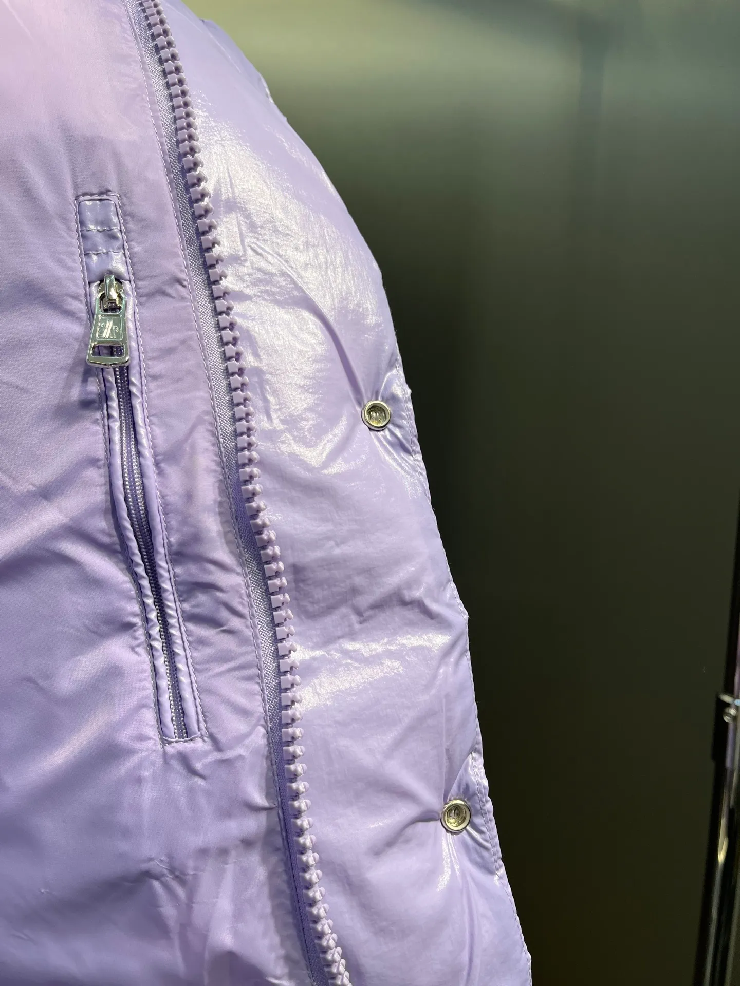 P840 Moncler 70th Anniversary 🌟maya limited edition double label series, the highest version 95 white goose down, French M Archives collection, ultra-high-end Maya series, hooded warm down jacket for couples, winter jacket! The Maya down jacket, which has been anticipated for a year, is one of the most classic down jacket styles and is a collection from the Moner Archives! I won’t brag about the quality of this down jacket, because everyone claims to be the best, and everyone must receive a good one! Toray's glossy outer material is supplied by customers, with great fluffiness, no trace of stems, strong resilience, outstanding details, exquisite craftsmanship, and DIST environmentally friendly goose down filling! This year’s latest logo is full of warmth, which is enough for basically anywhere in the country! It can be worn as a ski suit, and it is so handsome. It is definitely the most influential winter high-street item when worn!  Size: 1-5 yards