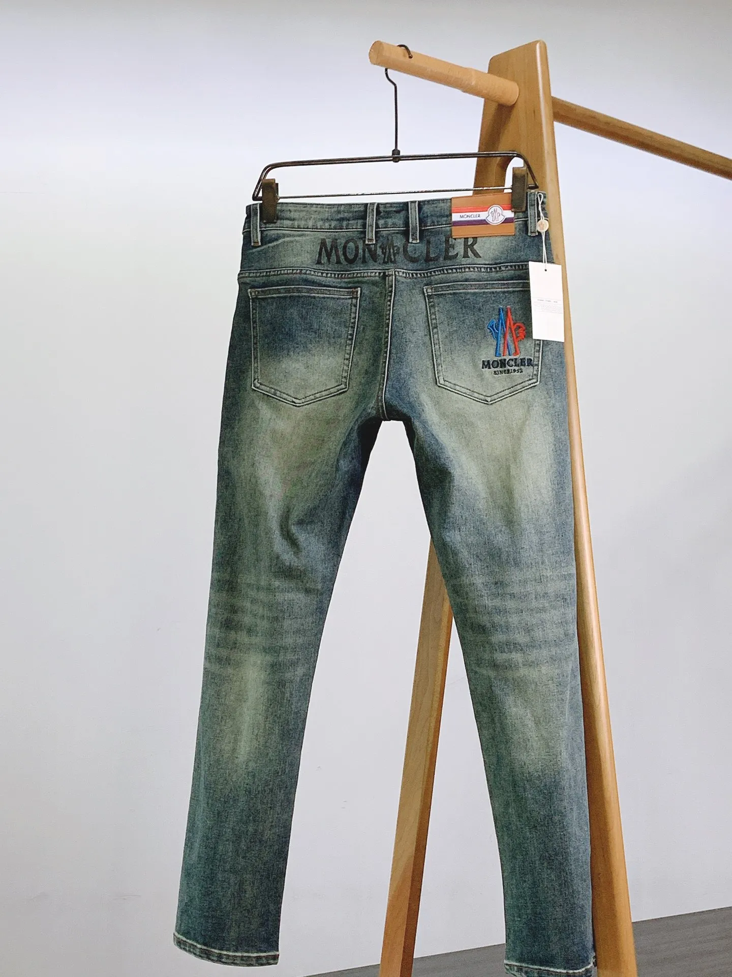 P220 Moncler 2025 SS spring and summer new product, high fashion style, casual washed jeans. The fabric is very special, super fine imitation cotton yarn blend, super soft and comfortable. It has the casual and casual feel of denim, but also has a sense of relaxation and fashion. The fabric surface is refreshing, slightly elastic, and super soft for a long wearing time. The entire pair of pants is made of traditional hand-rubbing technology and is washed with natural stone grinding and light fermentation. The version is a fitted small straight-leg cut with exquisite details. ……………………………………………………………… ❥∙Size: 29-40