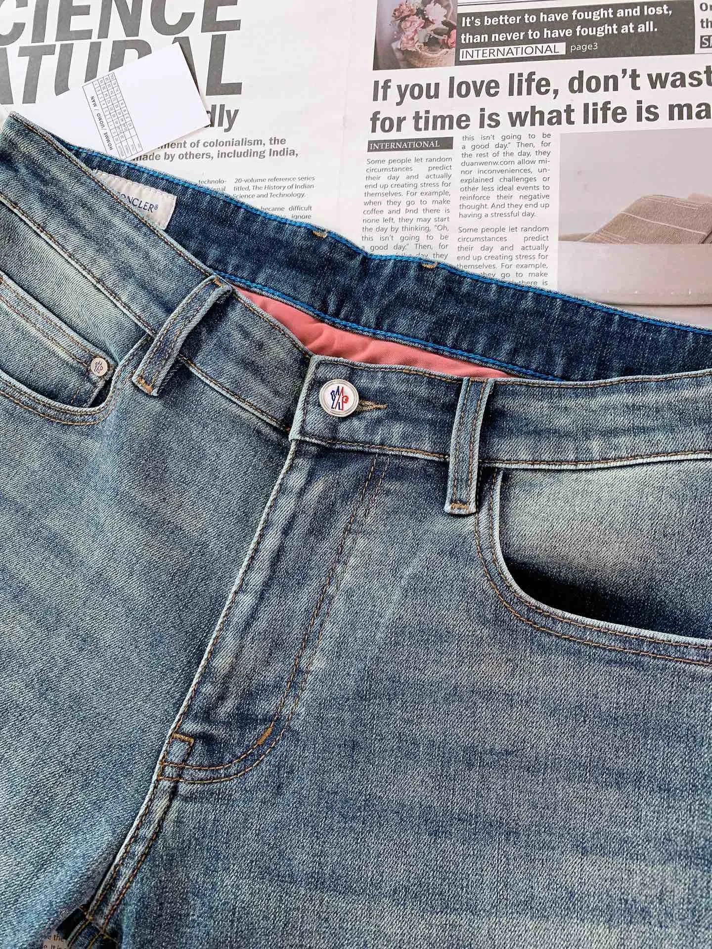 P220 Moncler 2025 SS spring and summer new product, high fashion style, casual washed jeans. The fabric is very special, super fine imitation cotton yarn blend, super soft and comfortable. It has the casual and casual feel of denim, but also has a sense of relaxation and fashion. The fabric surface is refreshing, slightly elastic, and super soft for a long wearing time. The entire pair of pants is made of traditional hand-rubbing technology and is washed with natural stone grinding and light fermentation. The version is a fitted small straight-leg cut with exquisite details. ……………………………………………………………… ❥∙Size: 29-40