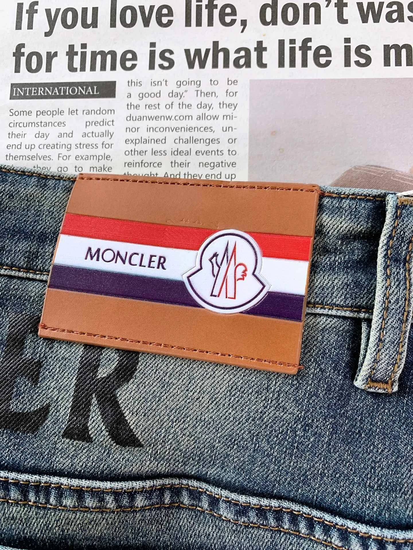 P220 Moncler 2025 SS spring and summer new product, high fashion style, casual washed jeans. The fabric is very special, super fine imitation cotton yarn blend, super soft and comfortable. It has the casual and casual feel of denim, but also has a sense of relaxation and fashion. The fabric surface is refreshing, slightly elastic, and super soft for a long wearing time. The entire pair of pants is made of traditional hand-rubbing technology and is washed with natural stone grinding and light fermentation. The version is a fitted small straight-leg cut with exquisite details. ……………………………………………………………… ❥∙Size: 29-40