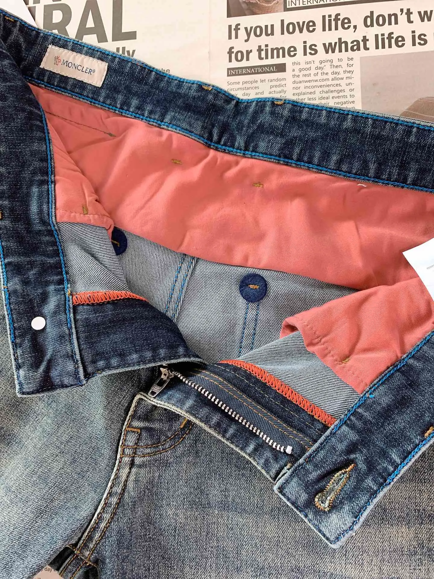 P220 Moncler 2025 SS spring and summer new product, high fashion style, casual washed jeans. The fabric is very special, super fine imitation cotton yarn blend, super soft and comfortable. It has the casual and casual feel of denim, but also has a sense of relaxation and fashion. The fabric surface is refreshing, slightly elastic, and super soft for a long wearing time. The entire pair of pants is made of traditional hand-rubbing technology and is washed with natural stone grinding and light fermentation. The version is a fitted small straight-leg cut with exquisite details. ……………………………………………………………… ❥∙Size: 29-40