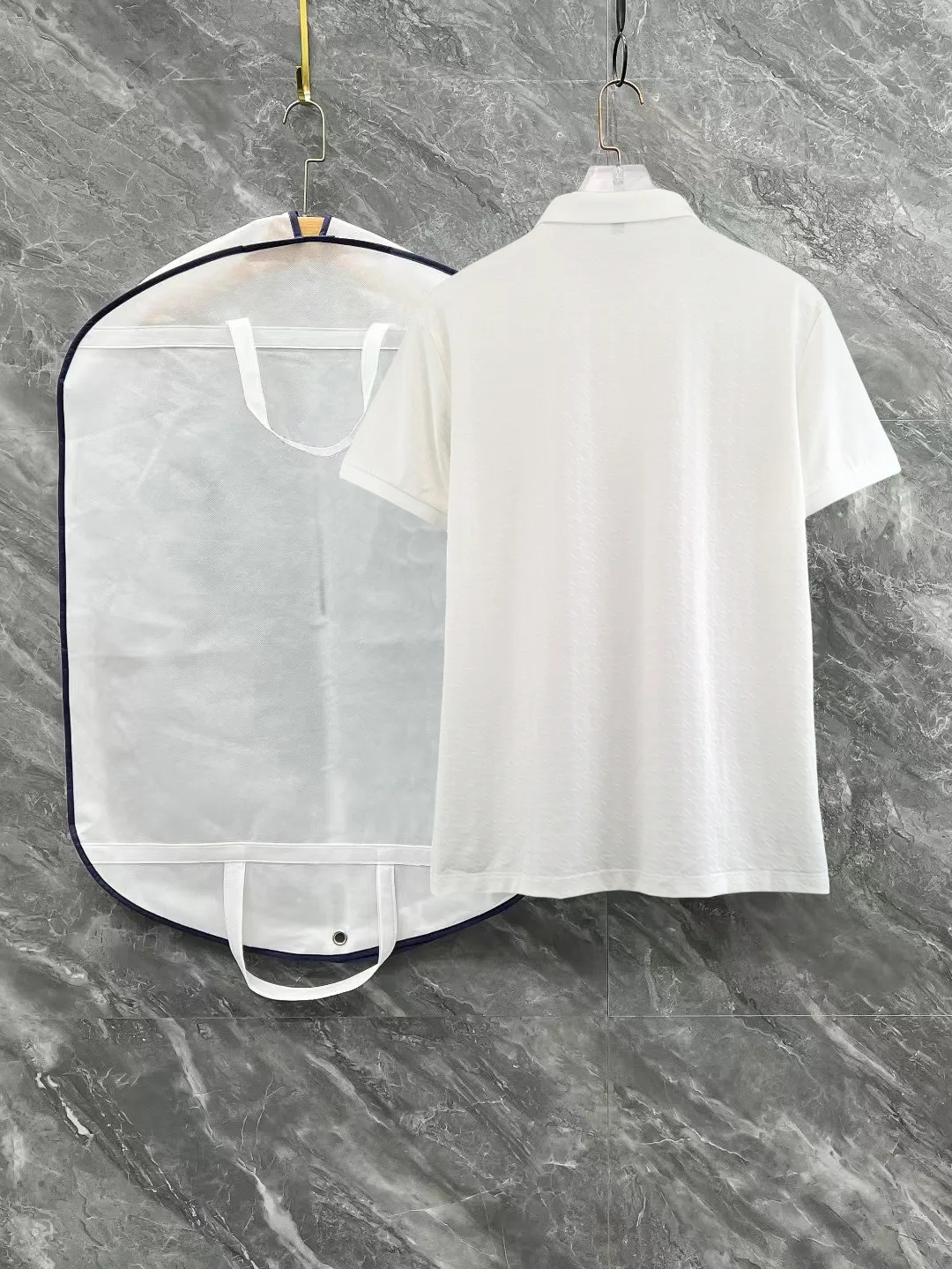 P210 High-end quality Moncler 25 spring and summer full jacquard lapel short sleeves. This short sleeve is made of Tencel➕cotton fabric, with double jacquard all over. It is carefully made and the upper body is refreshing! Update your casual look. Exquisite tailoring, complete with three-label accessories. Really heavy-duty. It is a fashionable item. The front is decorated with the brand LOGO. It is genuine YB custom fabric. It will never be faked. This piece looks really good when worn! Looks great with any combination! No gender distinction, same style for men and women Color: Black White Size: M L XL XXL XXXL