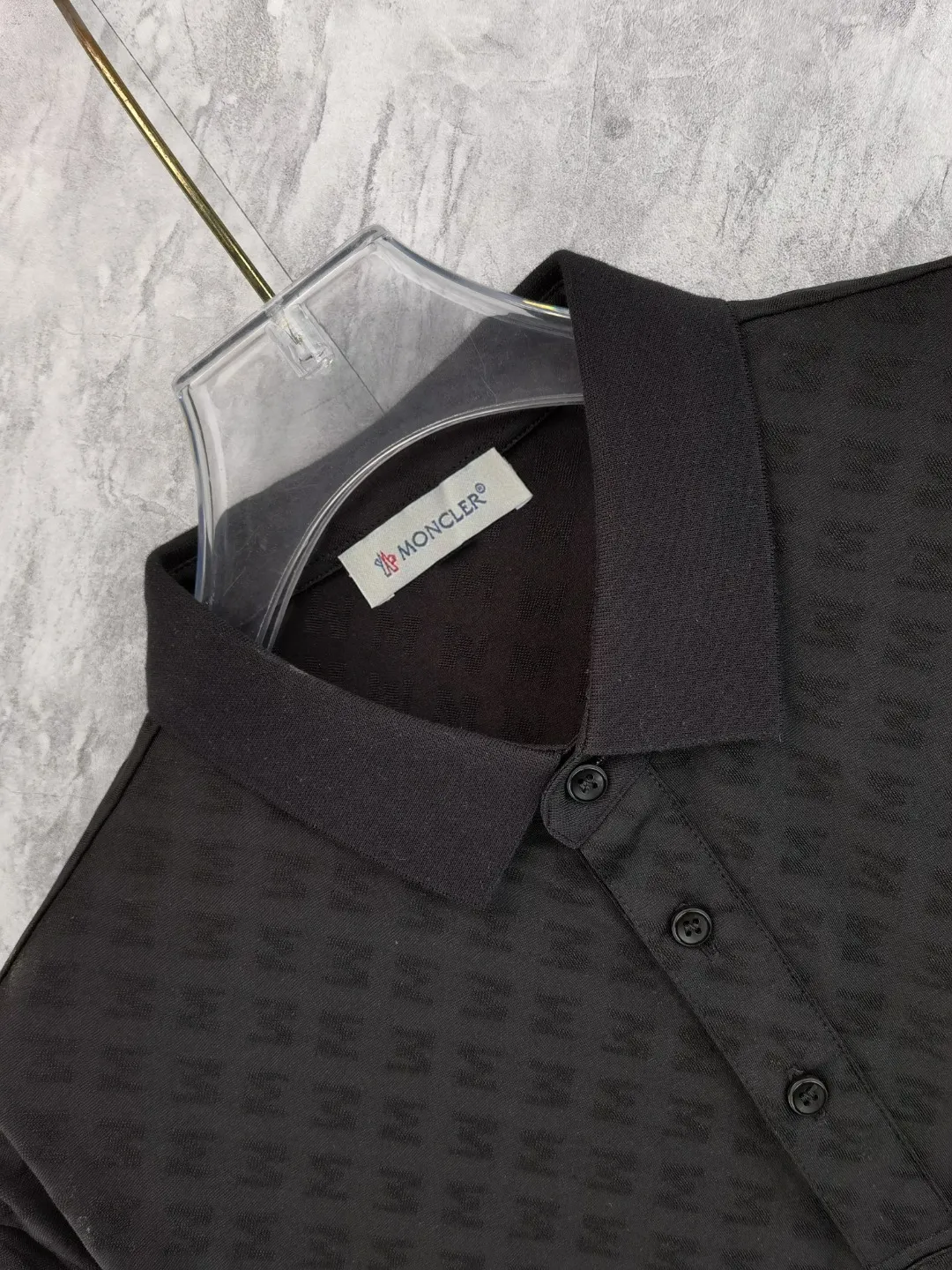 P210 High-end quality Moncler 25 spring and summer full jacquard lapel short sleeves. This short sleeve is made of Tencel➕cotton fabric, with double jacquard all over. It is carefully made and the upper body is refreshing! Update your casual look. Exquisite tailoring, complete with three-label accessories. Really heavy-duty. It is a fashionable item. The front is decorated with the brand LOGO. It is genuine YB custom fabric. It will never be faked. This piece looks really good when worn! Looks great with any combination! No gender distinction, same style for men and women Color: Black White Size: M L XL XXL XXXL