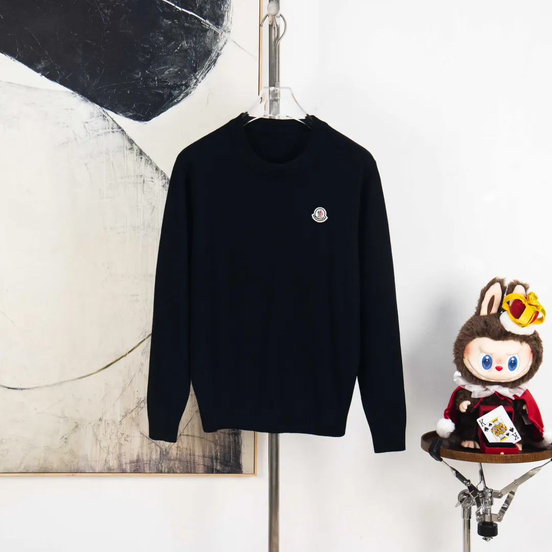 P290 zp version [exclusive supply] MONCLER/mask 2025Fw Classic chest badge logo letter logo Simple casual pullover sweater Imported wool blended fabric Upgraded, inspired by the 1980s retro Original fabric Official same style Round neck Long sleeve suit Customized mesh sweater knitted fabric Very comfortable feel The latest brick cabinet synchronization in spring and summer Fashionable and individual Super versatile and good-looking style Very suitable for both men and women A must-have hang tag Collar label: washed wheat, three labels complete Color: Black White Gray Size: M L XL 2XL 3XL Number: YK10496