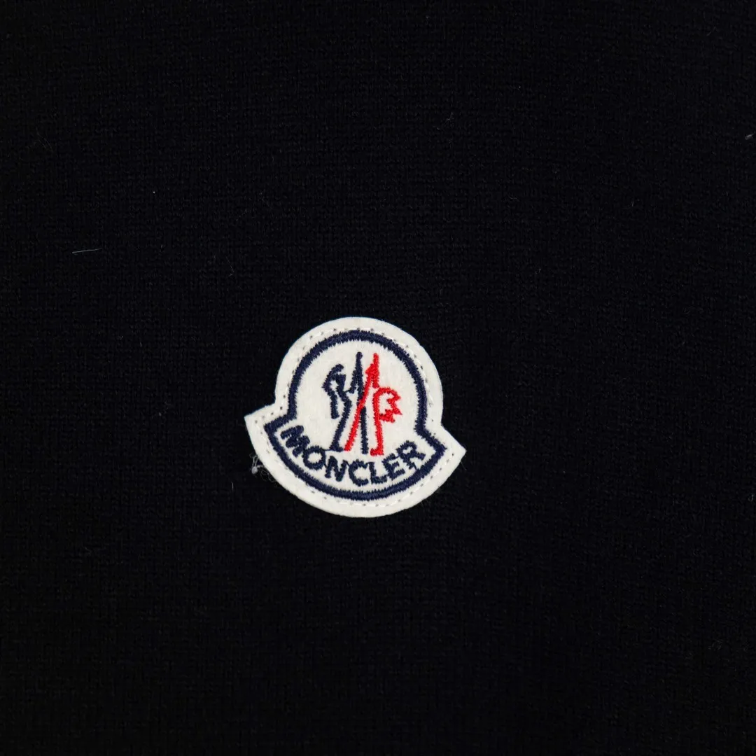 P290 zp version [exclusive supply] MONCLER/mask 2025Fw Classic chest badge logo letter logo Simple casual pullover sweater Imported wool blended fabric Upgraded, inspired by the 1980s retro Original fabric Official same style Round neck Long sleeve suit Customized mesh sweater knitted fabric Very comfortable feel The latest brick cabinet synchronization in spring and summer Fashionable and individual Super versatile and good-looking style Very suitable for both men and women A must-have hang tag Collar label: washed wheat, three labels complete Color: Black White Gray Size: M L XL 2XL 3XL Number: YK10496