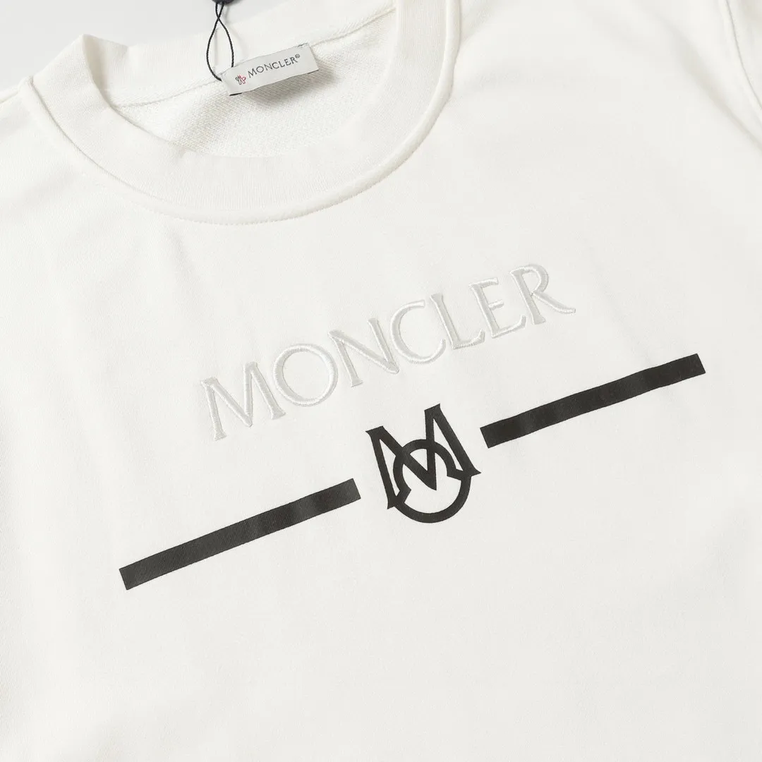 P210 Style No.: 854 〈MONCLER〉The price of the embroidered printed round neck sweatshirt with a hood is actually quite advantageous. Those who have been to the counters should know that the price of the hooded sweatshirt is not much cheaper than that of Gucci Burberry. It is just relatively low-key and unwilling to hype. It is a picture that you want to buy or not. The aloof existence... ✅460 grams of 100% pure cotton wool fabric OS version is too large ✅Combined with the original high weight double yarn thread ✅Correct three-needle and five-thread craftsmanship Chain edge Color: Black White Size S M L