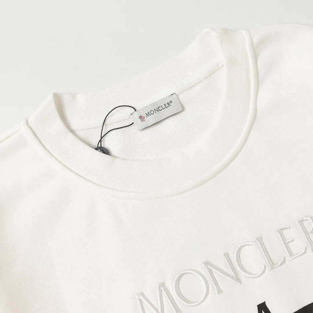P210 Style No.: 854 〈MONCLER〉The price of the embroidered printed round neck sweatshirt with a hood is actually quite advantageous. Those who have been to the counters should know that the price of the hooded sweatshirt is not much cheaper than that of Gucci Burberry. It is just relatively low-key and unwilling to hype. It is a picture that you want to buy or not. The aloof existence... ✅460 grams of 100% pure cotton wool fabric OS version is too large ✅Combined with the original high weight double yarn thread ✅Correct three-needle and five-thread craftsmanship Chain edge Color: Black White Size S M L