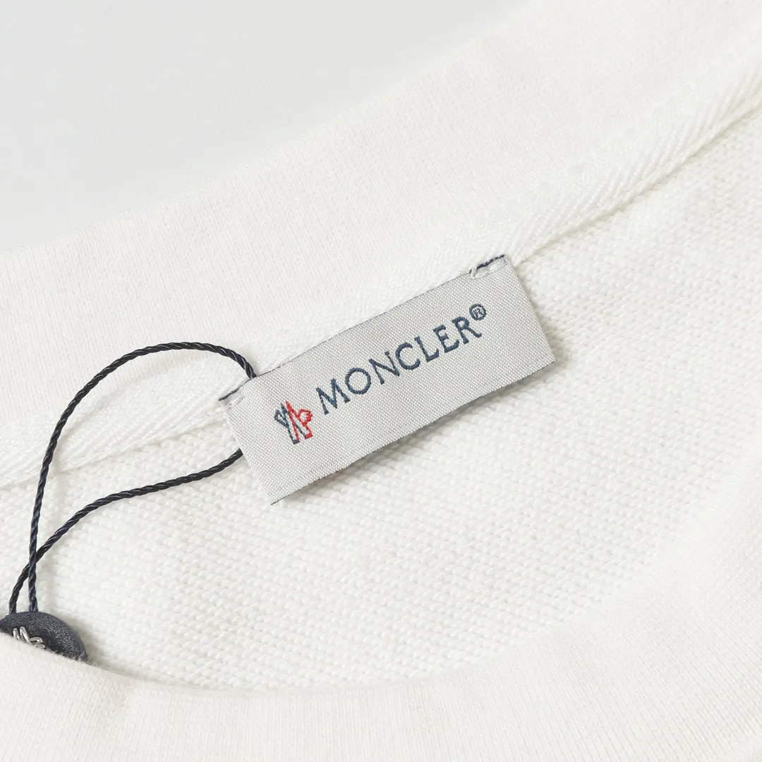 P210 Style No.: 854 〈MONCLER〉The price of the embroidered printed round neck sweatshirt with a hood is actually quite advantageous. Those who have been to the counters should know that the price of the hooded sweatshirt is not much cheaper than that of Gucci Burberry. It is just relatively low-key and unwilling to hype. It is a picture that you want to buy or not. The aloof existence... ✅460 grams of 100% pure cotton wool fabric OS version is too large ✅Combined with the original high weight double yarn thread ✅Correct three-needle and five-thread craftsmanship Chain edge Color: Black White Size S M L