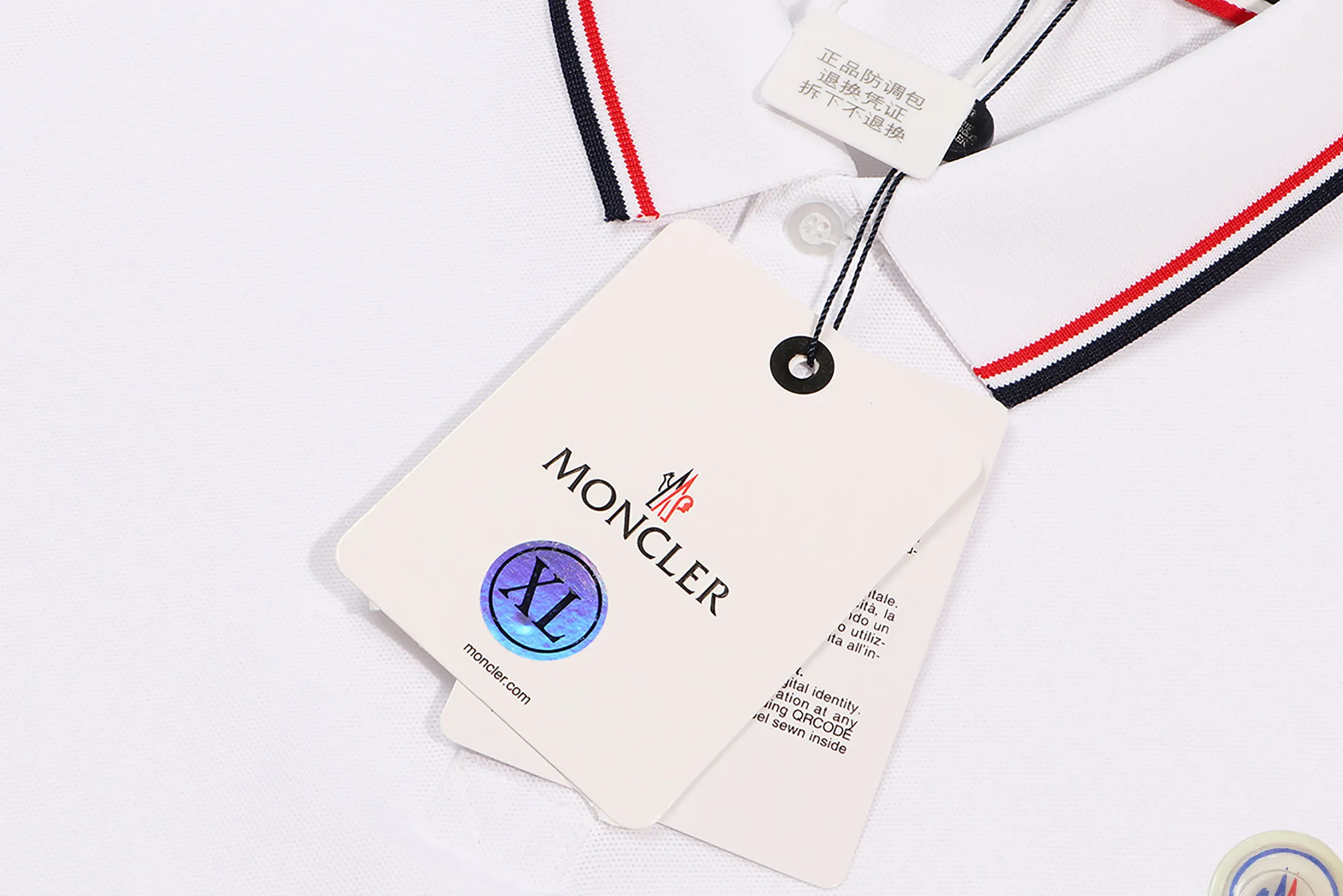 P200 New in stock】𝐌𝐎𝐍𝐂𝐋𝐄𝐑~Mengkou #2025 New high-quality lapel long-sleeved POLO shirt in early spring, custom-made fabrics at the counter. Highly breathable and comfortable, with impeccable details. The brand's simple element design concept reflects high quality. It feels delicate and soft! It presents a casual cut and the upper body shape is great! The chest is filled with three-dimensional embroidery of the brand LOGO to highlight quality and luxury. Color: black, white Size: M~L~XL~2XL~3XL