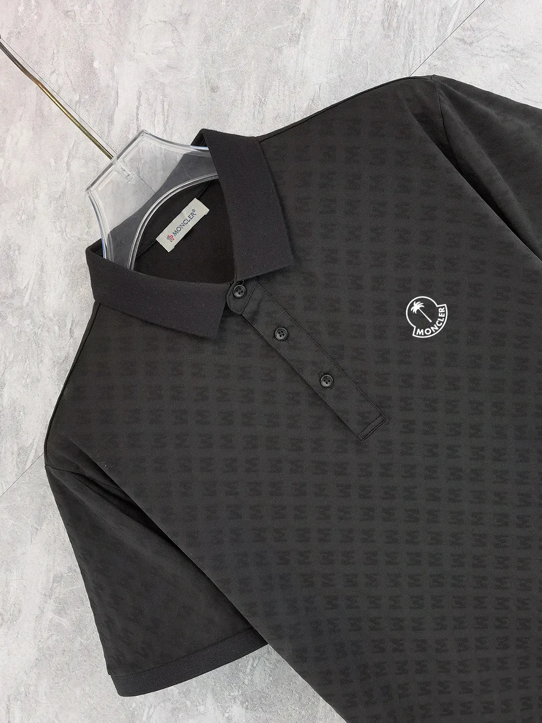 P210 High-end quality Moncler masked 25 spring and summer full jacquard lapel short sleeves. This short sleeve is made of Tencel➕cotton fabric, with double jacquard all over. It is carefully made and the upper body is refreshing! Update your casual look. Exquisite tailoring, complete with three-label accessories. Really heavy-duty. It is a fashionable item. The front is decorated with the brand LOGO. It is genuine YB custom fabric. It will never be faked. This piece looks really good when worn! Looks great with any combination! No gender distinction, same style for men and women Color: Black White Size: M L XL XXL XXXL