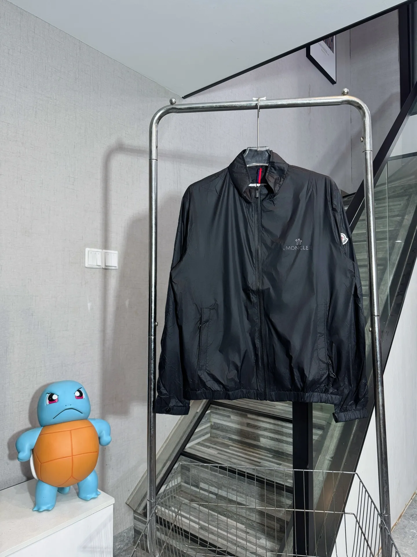 P240 model number: HE353 Moncler - Moncler 2025 new lightweight sun protection jacket. The fabric is made of customized original sun protection woven fabric. The upper body is smooth and natural. The light fabric has no weight on the upper body. The chest is digitally printed. The arms are sewn with three-dimensional small labels specific to the Moncler to highlight the characteristics of the clothes. The original small letter hardware slider zipper is customized. It is made by the original. It has three complete labels and the original original label. You can buy it with confidence.  Color: Black Size: M L XL