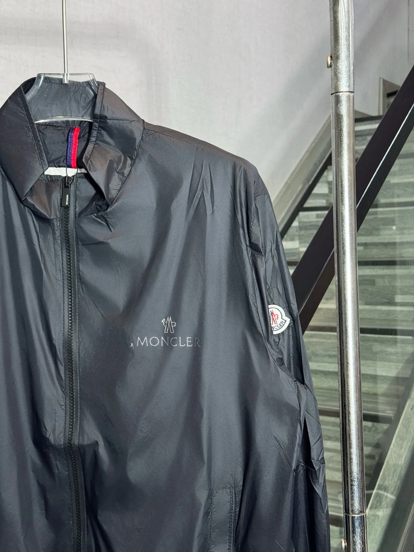 P240 model number: HE353 Moncler - Moncler 2025 new lightweight sun protection jacket. The fabric is made of customized original sun protection woven fabric. The upper body is smooth and natural. The light fabric has no weight on the upper body. The chest is digitally printed. The arms are sewn with three-dimensional small labels specific to the Moncler to highlight the characteristics of the clothes. The original small letter hardware slider zipper is customized. It is made by the original. It has three complete labels and the original original label. You can buy it with confidence.  Color: Black Size: M L XL