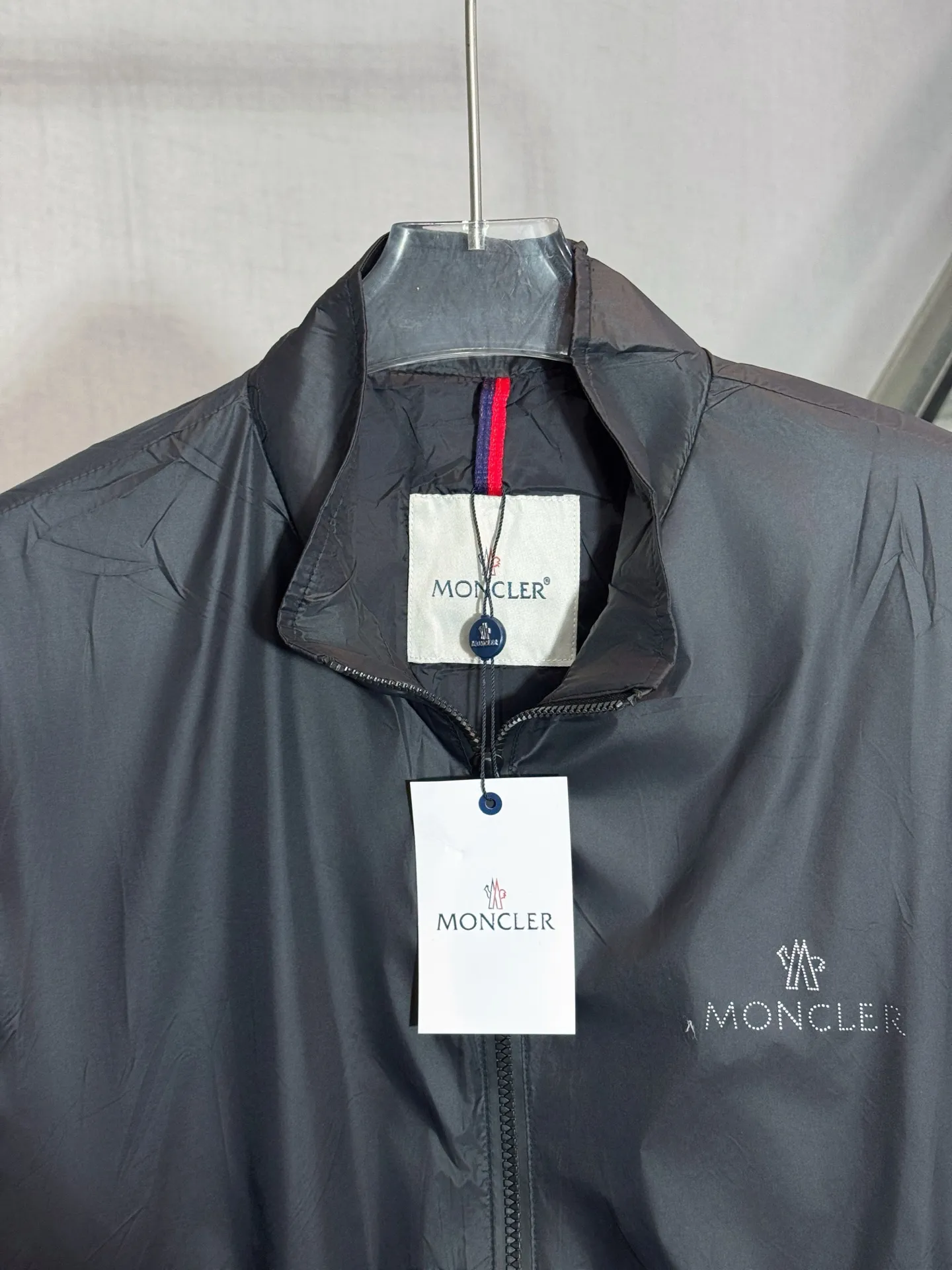 P240 model number: HE353 Moncler - Moncler 2025 new lightweight sun protection jacket. The fabric is made of customized original sun protection woven fabric. The upper body is smooth and natural. The light fabric has no weight on the upper body. The chest is digitally printed. The arms are sewn with three-dimensional small labels specific to the Moncler to highlight the characteristics of the clothes. The original small letter hardware slider zipper is customized. It is made by the original. It has three complete labels and the original original label. You can buy it with confidence.  Color: Black Size: M L XL