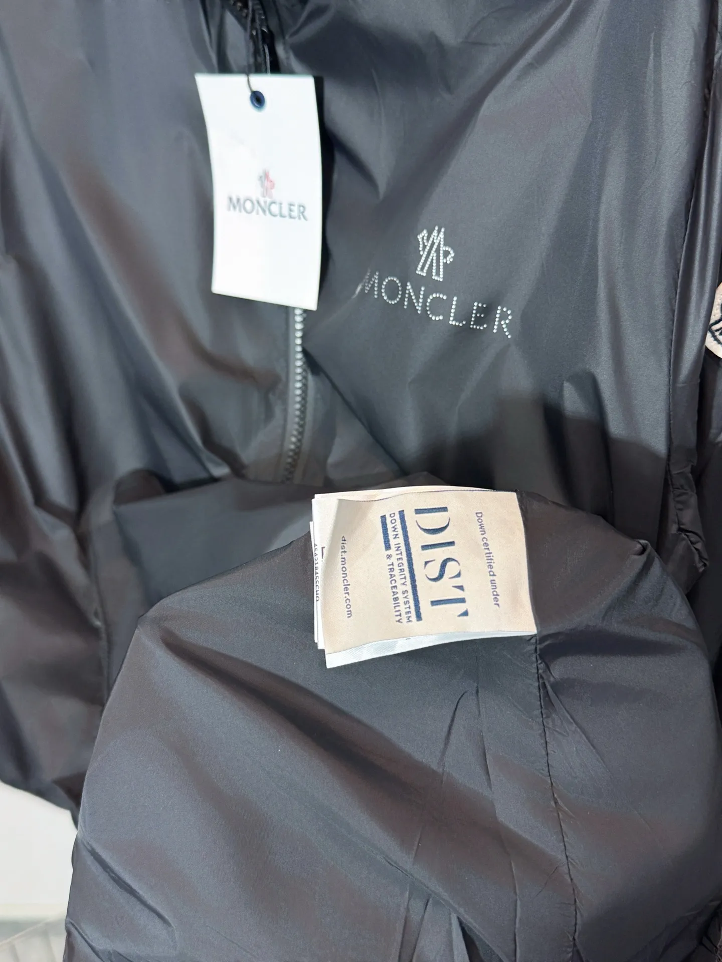 P240 model number: HE353 Moncler - Moncler 2025 new lightweight sun protection jacket. The fabric is made of customized original sun protection woven fabric. The upper body is smooth and natural. The light fabric has no weight on the upper body. The chest is digitally printed. The arms are sewn with three-dimensional small labels specific to the Moncler to highlight the characteristics of the clothes. The original small letter hardware slider zipper is customized. It is made by the original. It has three complete labels and the original original label. You can buy it with confidence.  Color: Black Size: M L XL