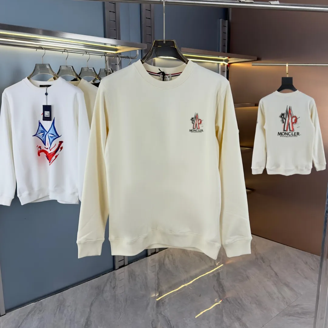 P210 high version sweatshirt) 📦With exclusive packaging📦 [Long-term ready stock] Upgraded version "Mobile phone smart sensor ~ NFC chip armband ~ Directly to the official website for anti-counterfeiting" 〖 𝐌𝐎𝐍𝐂𝐋𝐄𝐑 ~ Mouth covering〗 2025 new high quality, using 450 grams of heavyweight fabric Different from the market currency, you can mix and match everything at will and you will be handsome😎The whole clothes is made of double waistcoats. The double waistcoats make the whole dress more three-dimensional. It is not an ordinary factory that can do such fine work. 2025 autumn and winter new style, on sale at the counter, exquisite printed round neck terry sweatshirt. High-end double-ply cotton. Customized stretch ribs are dyed in the same vat. Three standards are complete. It is matched with digital printing patterns and is very breathable. Same style for men and women. Color: black, white, apricot. Size: S M L XL 2XL