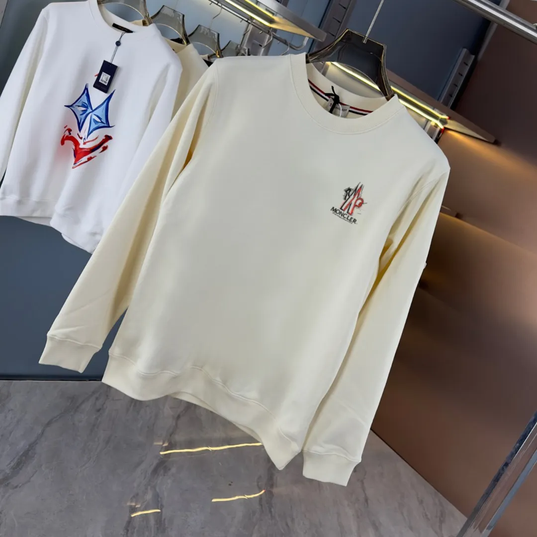 P210 high version sweatshirt) 📦With exclusive packaging📦 [Long-term ready stock] Upgraded version "Mobile phone smart sensor ~ NFC chip armband ~ Directly to the official website for anti-counterfeiting" 〖 𝐌𝐎𝐍𝐂𝐋𝐄𝐑 ~ Mouth covering〗 2025 new high quality, using 450 grams of heavyweight fabric Different from the market currency, you can mix and match everything at will and you will be handsome😎The whole clothes is made of double waistcoats. The double waistcoats make the whole dress more three-dimensional. It is not an ordinary factory that can do such fine work. 2025 autumn and winter new style, on sale at the counter, exquisite printed round neck terry sweatshirt. High-end double-ply cotton. Customized stretch ribs are dyed in the same vat. Three standards are complete. It is matched with digital printing patterns and is very breathable. Same style for men and women. Color: black, white, apricot. Size: S M L XL 2XL