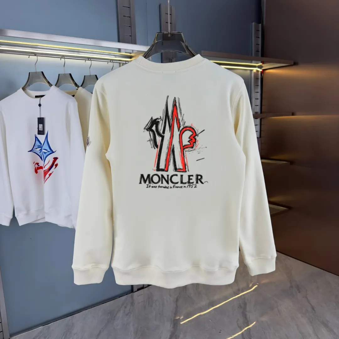 P210 high version sweatshirt) 📦With exclusive packaging📦 [Long-term ready stock] Upgraded version "Mobile phone smart sensor ~ NFC chip armband ~ Directly to the official website for anti-counterfeiting" 〖 𝐌𝐎𝐍𝐂𝐋𝐄𝐑 ~ Mouth covering〗 2025 new high quality, using 450 grams of heavyweight fabric Different from the market currency, you can mix and match everything at will and you will be handsome😎The whole clothes is made of double waistcoats. The double waistcoats make the whole dress more three-dimensional. It is not an ordinary factory that can do such fine work. 2025 autumn and winter new style, on sale at the counter, exquisite printed round neck terry sweatshirt. High-end double-ply cotton. Customized stretch ribs are dyed in the same vat. Three standards are complete. It is matched with digital printing patterns and is very breathable. Same style for men and women. Color: black, white, apricot. Size: S M L XL 2XL