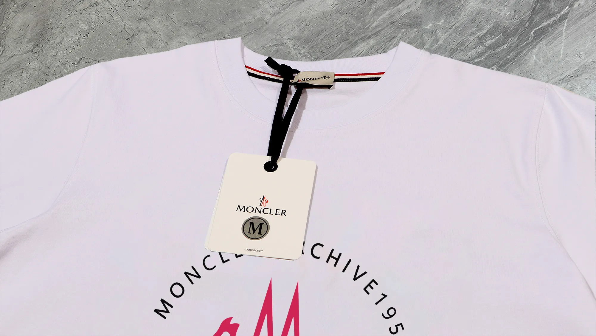 P140 💰Upgraded version "Mobile phone smart sensor ~ NFC chip armband ~ direct access to the official website for anti-counterfeiting" "Moncler ~ Mouth Mouth" 2025 new high-quality round neck short-sleeved T-shirt. The cuffs have imported embroidered labels. Customized dyeing, very comfortable to touch. Super versatile and good-looking short-sleeved. Complete with three labels. Non-market ordinary version. Feel free to compare. Quality is absolutely guaranteed! ‼ First of all, this original fabric is all custom-woven with 32-count double yarn fabric, 250G, and the weight is the same‼ Fine workmanship, double waistcoat method, double waistcoat method, double waistcoat method makes the whole dress more three-dimensional, which is not a craft that ordinary T-shirts can achieve🤪 Size: S-M-L-XL-2XL Color: black, white, apricot, same style for men and women