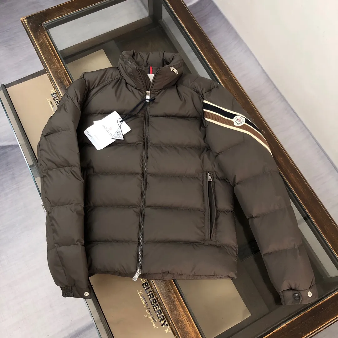 P860 🆕🆕Moncler Solayan men's three-color trimmed short down jacket! The latest official website is available simultaneously! ! White duck down filling ~ the most delicate, light and neat fabric!  The Solayan Men's Short Down Jacket features the season's signature stripe detailing, blending sporty spirit with timeless style.  The Solayan down jacket is made of micro chic fabric and has a tough square shape design, highlighting Moncler's sporty spirit. This cropped down jacket features tricolor stripes on the sleeves, a seasonal take on the brand's signature. Comes with a practical pull-out hood. Color: Black White Royal Blue Dark Brown Size: 1-2-3-4-5