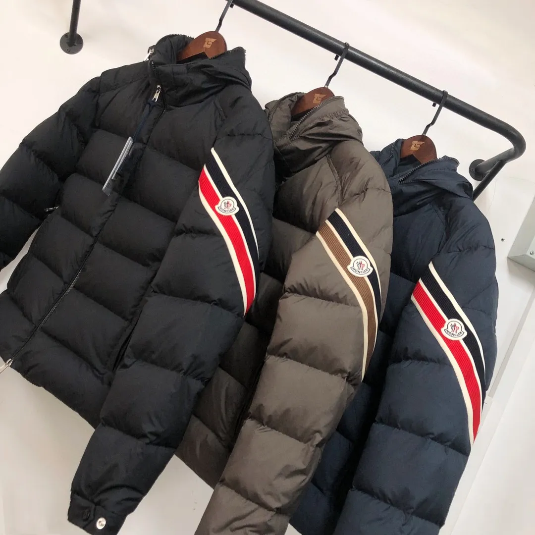 P860 🆕🆕Moncler Solayan men's three-color trimmed short down jacket! The latest official website is available simultaneously! ! White duck down filling ~ the most delicate, light and neat fabric!  The Solayan Men's Short Down Jacket features the season's signature stripe detailing, blending sporty spirit with timeless style.  The Solayan down jacket is made of micro chic fabric and has a tough square shape design, highlighting Moncler's sporty spirit. This cropped down jacket features tricolor stripes on the sleeves, a seasonal take on the brand's signature. Comes with a practical pull-out hood. Color: Black White Royal Blue Dark Brown Size: 1-2-3-4-5