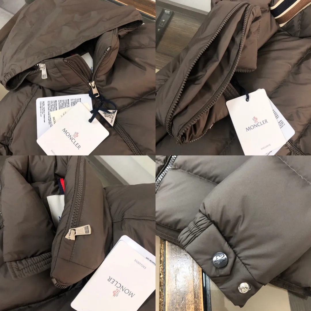 P860 🆕🆕Moncler Solayan men's three-color trimmed short down jacket! The latest official website is available simultaneously! ! White duck down filling ~ the most delicate, light and neat fabric!  The Solayan Men's Short Down Jacket features the season's signature stripe detailing, blending sporty spirit with timeless style.  The Solayan down jacket is made of micro chic fabric and has a tough square shape design, highlighting Moncler's sporty spirit. This cropped down jacket features tricolor stripes on the sleeves, a seasonal take on the brand's signature. Comes with a practical pull-out hood. Color: Black White Royal Blue Dark Brown Size: 1-2-3-4-5