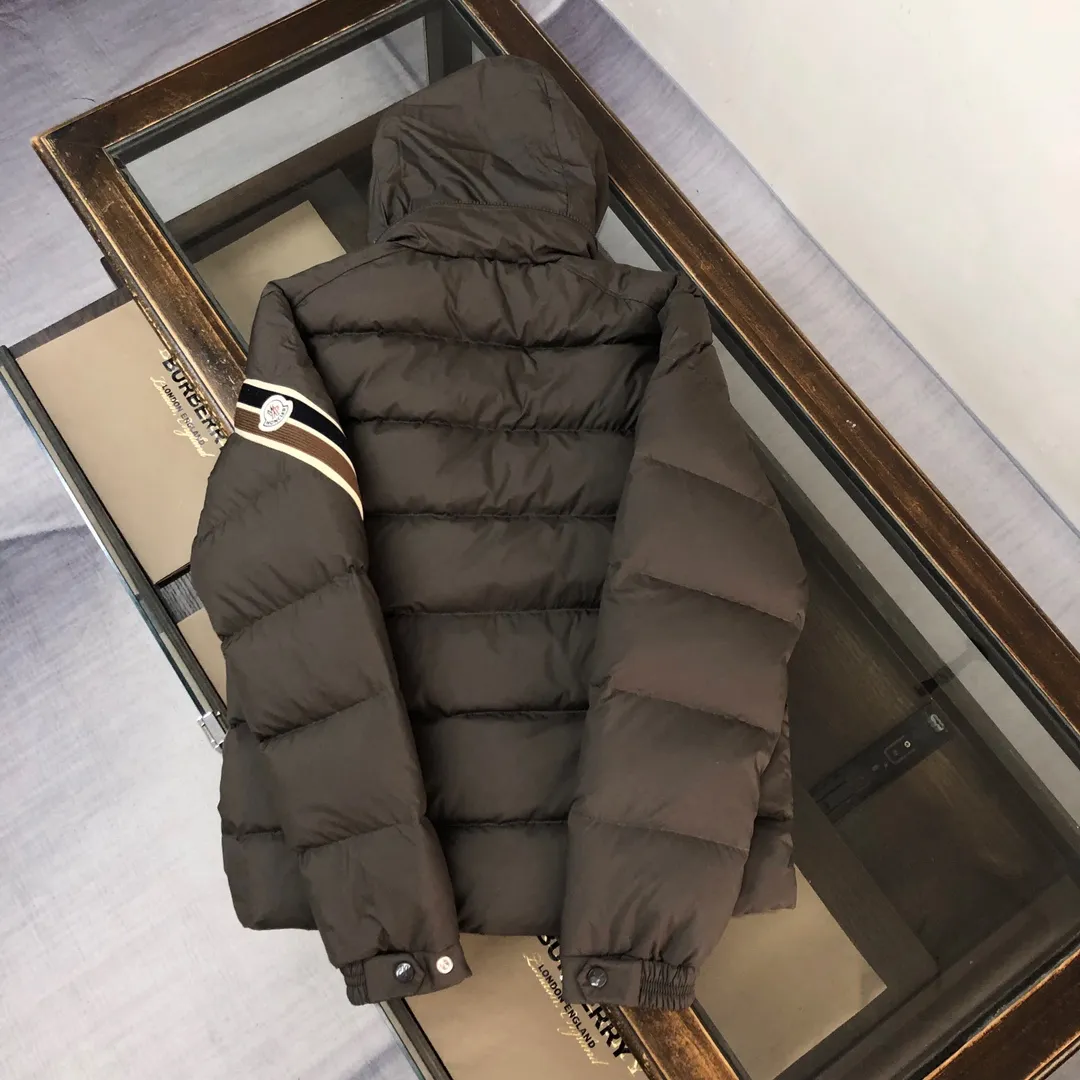 P860 🆕🆕Moncler Solayan men's three-color trimmed short down jacket! The latest official website is available simultaneously! ! White duck down filling ~ the most delicate, light and neat fabric!  The Solayan Men's Short Down Jacket features the season's signature stripe detailing, blending sporty spirit with timeless style.  The Solayan down jacket is made of micro chic fabric and has a tough square shape design, highlighting Moncler's sporty spirit. This cropped down jacket features tricolor stripes on the sleeves, a seasonal take on the brand's signature. Comes with a practical pull-out hood. Color: Black White Royal Blue Dark Brown Size: 1-2-3-4-5