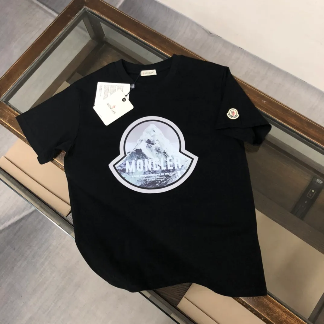 P160 🔥MONCLER New style, customized high-end ready-to-wear! Fashionable and trendy casual short-sleeved T-shirt, gentle, soft, delicate, skin-friendly, comfortable and cool, the chest pattern is stylish and full of vitality! A fashionable and versatile must-have! Color: black white Size: S～XL (loose version, please state your height and weight when placing an order)