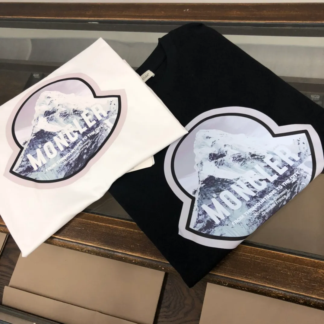 P160 🔥MONCLER New style, customized high-end ready-to-wear! Fashionable and trendy casual short-sleeved T-shirt, gentle, soft, delicate, skin-friendly, comfortable and cool, the chest pattern is stylish and full of vitality! A fashionable and versatile must-have! Color: black white Size: S～XL (loose version, please state your height and weight when placing an order)