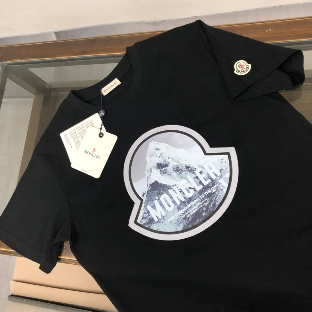 P160 🔥MONCLER New style, customized high-end ready-to-wear! Fashionable and trendy casual short-sleeved T-shirt, gentle, soft, delicate, skin-friendly, comfortable and cool, the chest pattern is stylish and full of vitality! A fashionable and versatile must-have! Color: black white Size: S～XL (loose version, please state your height and weight when placing an order)