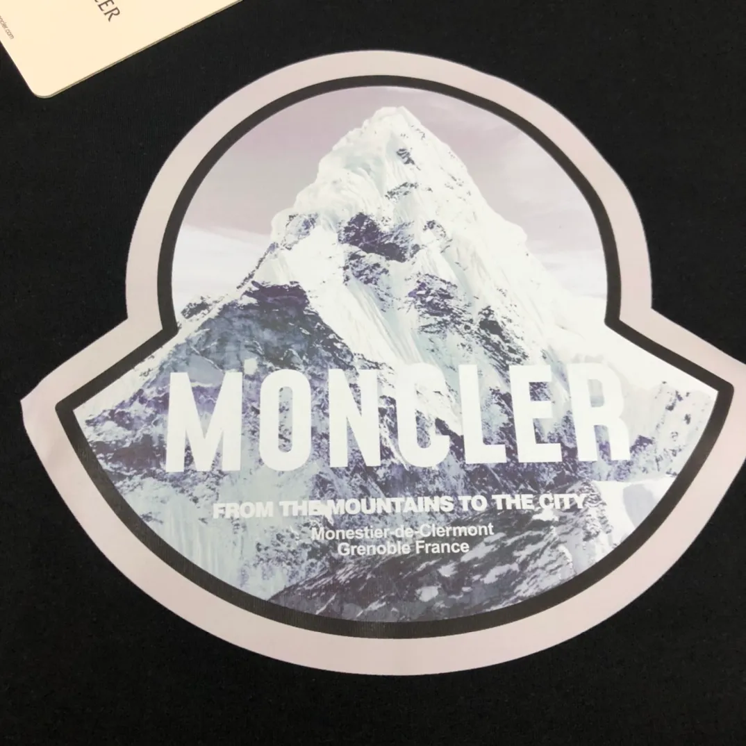 P160 🔥MONCLER New style, customized high-end ready-to-wear! Fashionable and trendy casual short-sleeved T-shirt, gentle, soft, delicate, skin-friendly, comfortable and cool, the chest pattern is stylish and full of vitality! A fashionable and versatile must-have! Color: black white Size: S～XL (loose version, please state your height and weight when placing an order)