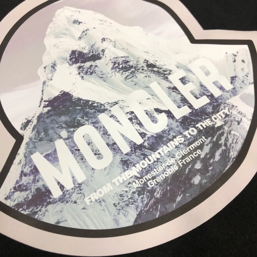 P160 🔥MONCLER New style, customized high-end ready-to-wear! Fashionable and trendy casual short-sleeved T-shirt, gentle, soft, delicate, skin-friendly, comfortable and cool, the chest pattern is stylish and full of vitality! A fashionable and versatile must-have! Color: black white Size: S～XL (loose version, please state your height and weight when placing an order)