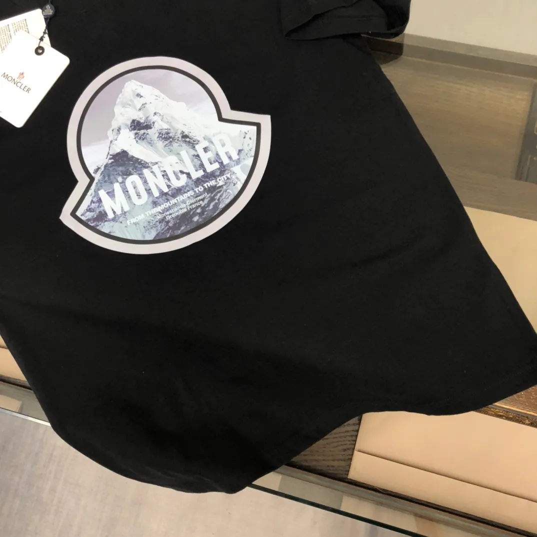 P160 🔥MONCLER New style, customized high-end ready-to-wear! Fashionable and trendy casual short-sleeved T-shirt, gentle, soft, delicate, skin-friendly, comfortable and cool, the chest pattern is stylish and full of vitality! A fashionable and versatile must-have! Color: black white Size: S～XL (loose version, please state your height and weight when placing an order)