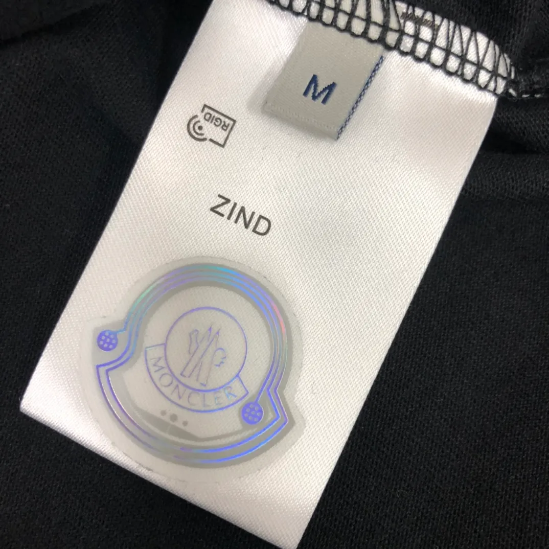 P160 🔥MONCLER New style, customized high-end ready-to-wear! Fashionable and trendy casual short-sleeved T-shirt, gentle, soft, delicate, skin-friendly, comfortable and cool, the chest pattern is stylish and full of vitality! A fashionable and versatile must-have! Color: black white Size: S～XL (loose version, please state your height and weight when placing an order)