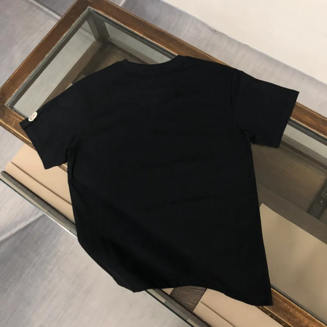 P160 🔥MONCLER New style, customized high-end ready-to-wear! Fashionable and trendy casual short-sleeved T-shirt, gentle, soft, delicate, skin-friendly, comfortable and cool, the chest pattern is stylish and full of vitality! A fashionable and versatile must-have! Color: black white Size: S～XL (loose version, please state your height and weight when placing an order)