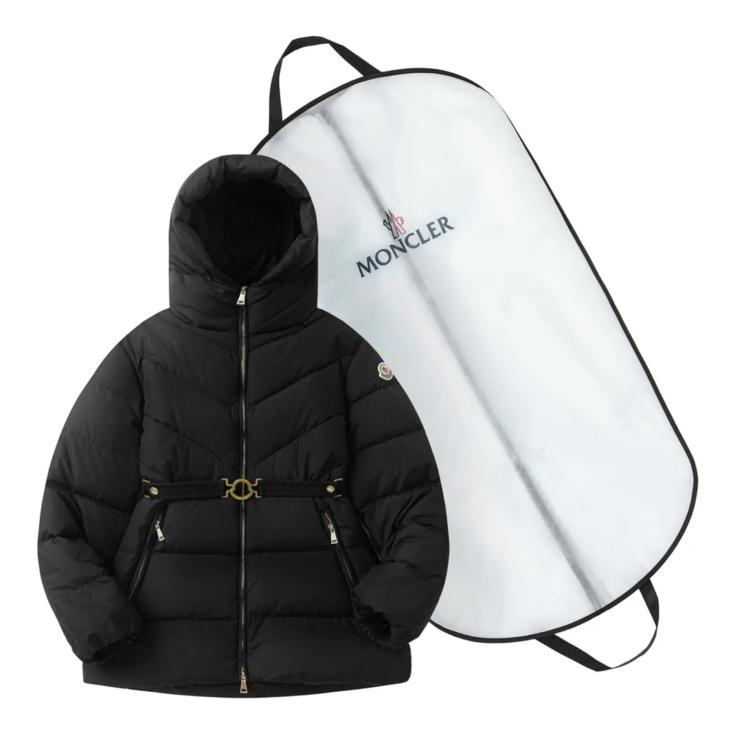 P940 with dust bag) Moncler/Moncler 2024 new arrival hooded belted down jacket. Customized YB imported windproof and waterproof nylon material with white goose down filling. The whole piece is lightweight and warm. It adopts rectangular strip and V-shaped embossed quilting. It is fashionable and advanced. The silhouette is plump and stiff, three-dimensional and stylish. The regular hooded down jacket is cut and the hooded collar makes the style more casual and personalized while taking into account the warmth, practicality, comfort and non-selective wear. Iconic badge decoration on the outside of the arm. Presenting the brand concept, the waist is equipped with a detachable elastic band to adjust and outline the waist. Light and fashionable down jackets are preferred for autumn and winter. Customized surface accessories are preferred. Check the version. Filling standard: national standard 90 down. Filling material: white goose down high version. Color: black, off-white, size: 0/1/2/3