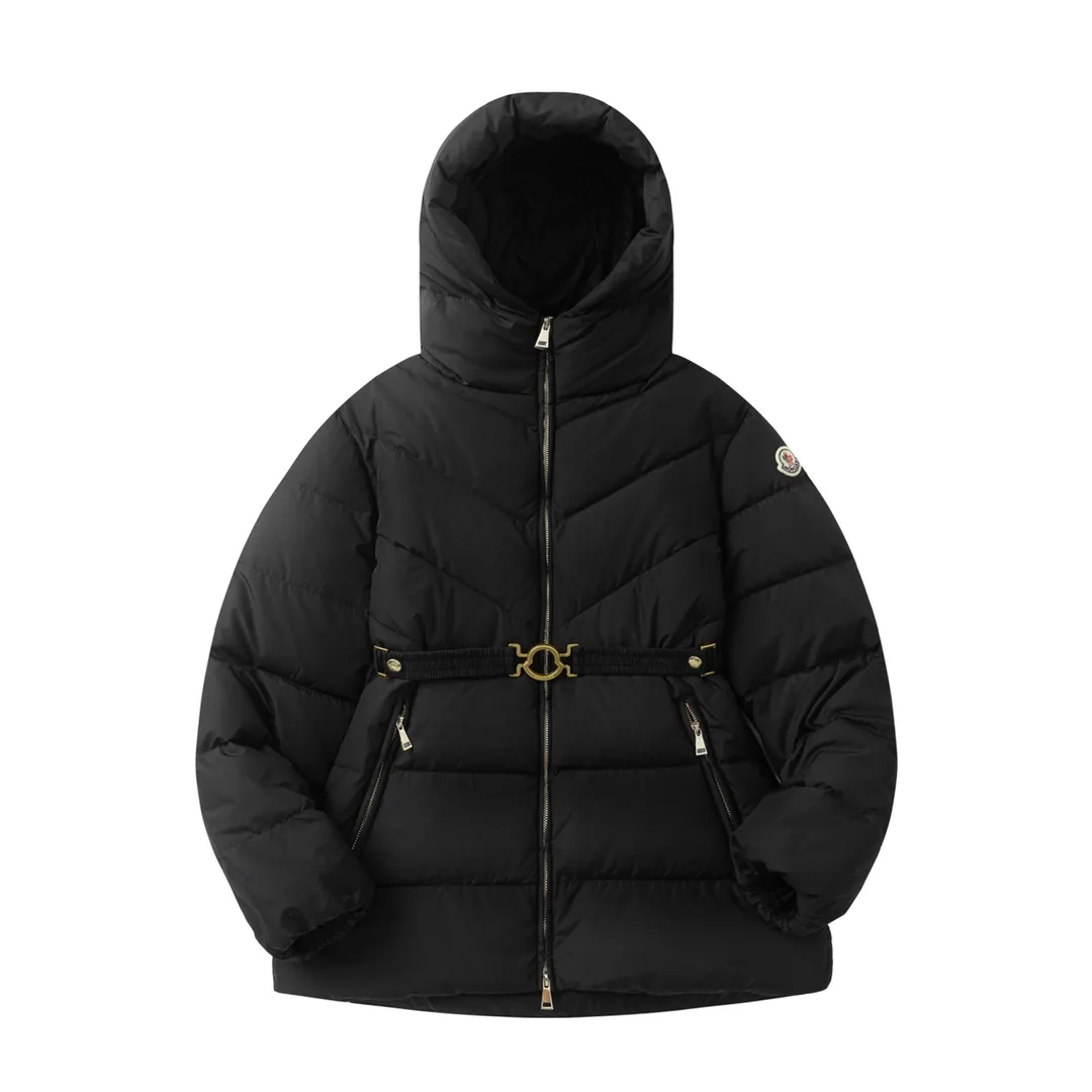 P940 with dust bag) Moncler/Moncler 2024 new arrival hooded belted down jacket. Customized YB imported windproof and waterproof nylon material with white goose down filling. The whole piece is lightweight and warm. It adopts rectangular strip and V-shaped embossed quilting. It is fashionable and advanced. The silhouette is plump and stiff, three-dimensional and stylish. The regular hooded down jacket is cut and the hooded collar makes the style more casual and personalized while taking into account the warmth, practicality, comfort and non-selective wear. Iconic badge decoration on the outside of the arm. Presenting the brand concept, the waist is equipped with a detachable elastic band to adjust and outline the waist. Light and fashionable down jackets are preferred for autumn and winter. Customized surface accessories are preferred. Check the version. Filling standard: national standard 90 down. Filling material: white goose down high version. Color: black, off-white, size: 0/1/2/3