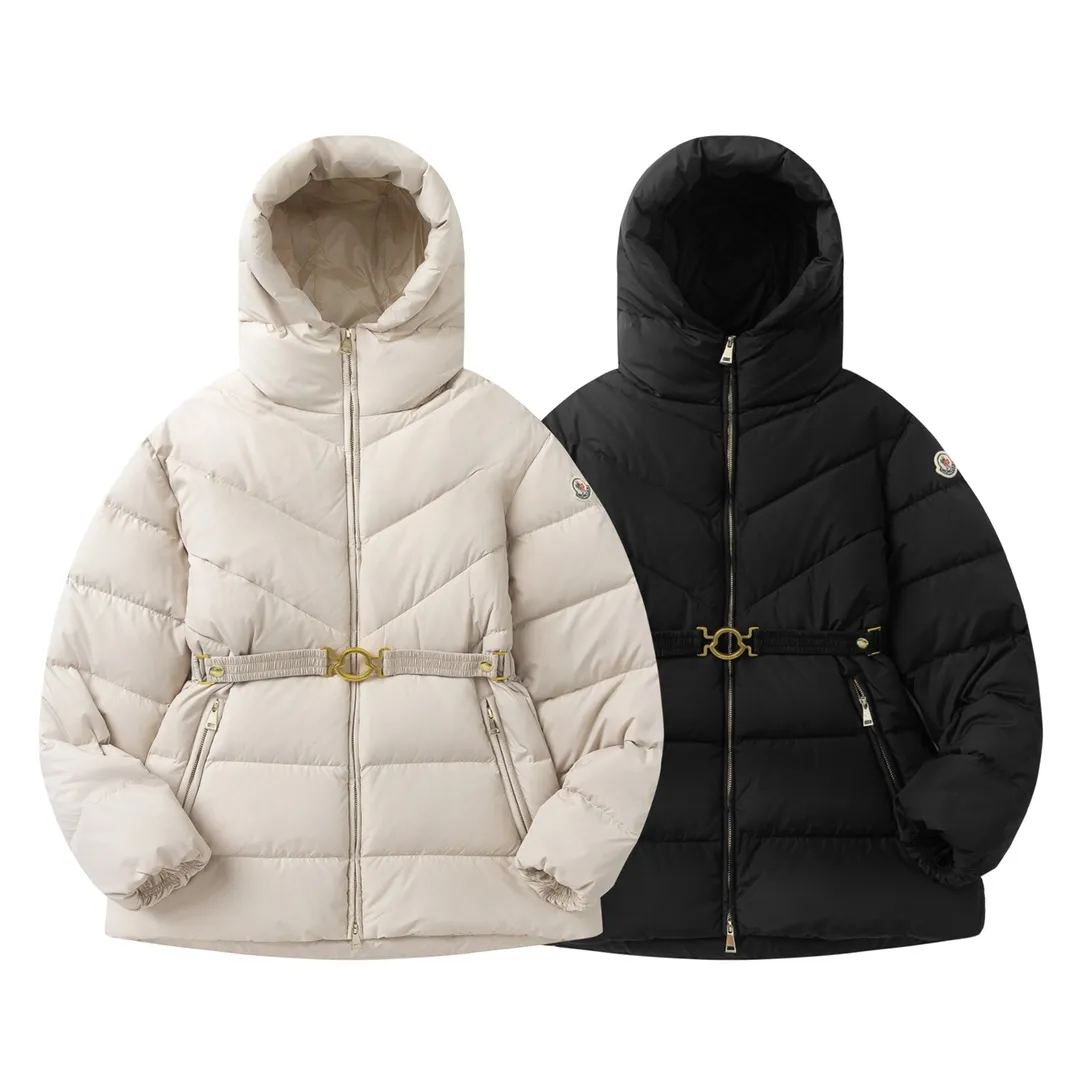 P940 with dust bag) Moncler/Moncler 2024 new arrival hooded belted down jacket. Customized YB imported windproof and waterproof nylon material with white goose down filling. The whole piece is lightweight and warm. It adopts rectangular strip and V-shaped embossed quilting. It is fashionable and advanced. The silhouette is plump and stiff, three-dimensional and stylish. The regular hooded down jacket is cut and the hooded collar makes the style more casual and personalized while taking into account the warmth, practicality, comfort and non-selective wear. Iconic badge decoration on the outside of the arm. Presenting the brand concept, the waist is equipped with a detachable elastic band to adjust and outline the waist. Light and fashionable down jackets are preferred for autumn and winter. Customized surface accessories are preferred. Check the version. Filling standard: national standard 90 down. Filling material: white goose down high version. Color: black, off-white, size: 0/1/2/3