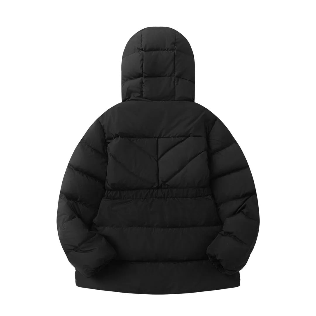 P940 with dust bag) Moncler/Moncler 2024 new arrival hooded belted down jacket. Customized YB imported windproof and waterproof nylon material with white goose down filling. The whole piece is lightweight and warm. It adopts rectangular strip and V-shaped embossed quilting. It is fashionable and advanced. The silhouette is plump and stiff, three-dimensional and stylish. The regular hooded down jacket is cut and the hooded collar makes the style more casual and personalized while taking into account the warmth, practicality, comfort and non-selective wear. Iconic badge decoration on the outside of the arm. Presenting the brand concept, the waist is equipped with a detachable elastic band to adjust and outline the waist. Light and fashionable down jackets are preferred for autumn and winter. Customized surface accessories are preferred. Check the version. Filling standard: national standard 90 down. Filling material: white goose down high version. Color: black, off-white, size: 0/1/2/3