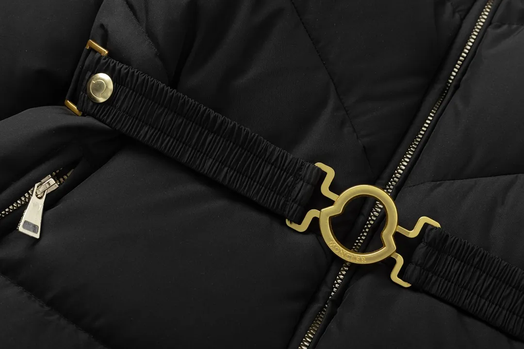 P940 with dust bag) Moncler/Moncler 2024 new arrival hooded belted down jacket. Customized YB imported windproof and waterproof nylon material with white goose down filling. The whole piece is lightweight and warm. It adopts rectangular strip and V-shaped embossed quilting. It is fashionable and advanced. The silhouette is plump and stiff, three-dimensional and stylish. The regular hooded down jacket is cut and the hooded collar makes the style more casual and personalized while taking into account the warmth, practicality, comfort and non-selective wear. Iconic badge decoration on the outside of the arm. Presenting the brand concept, the waist is equipped with a detachable elastic band to adjust and outline the waist. Light and fashionable down jackets are preferred for autumn and winter. Customized surface accessories are preferred. Check the version. Filling standard: national standard 90 down. Filling material: white goose down high version. Color: black, off-white, size: 0/1/2/3