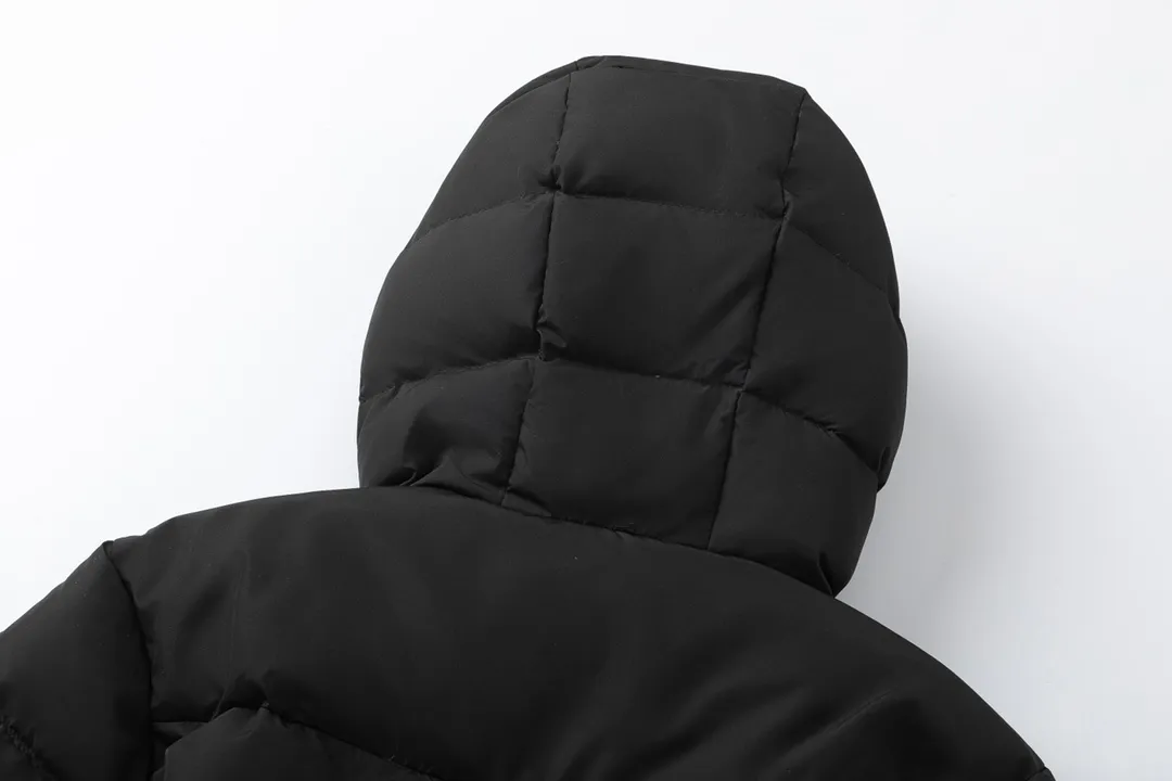 P940 with dust bag) Moncler/Moncler 2024 new arrival hooded belted down jacket. Customized YB imported windproof and waterproof nylon material with white goose down filling. The whole piece is lightweight and warm. It adopts rectangular strip and V-shaped embossed quilting. It is fashionable and advanced. The silhouette is plump and stiff, three-dimensional and stylish. The regular hooded down jacket is cut and the hooded collar makes the style more casual and personalized while taking into account the warmth, practicality, comfort and non-selective wear. Iconic badge decoration on the outside of the arm. Presenting the brand concept, the waist is equipped with a detachable elastic band to adjust and outline the waist. Light and fashionable down jackets are preferred for autumn and winter. Customized surface accessories are preferred. Check the version. Filling standard: national standard 90 down. Filling material: white goose down high version. Color: black, off-white, size: 0/1/2/3