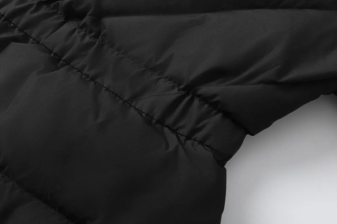 P940 with dust bag) Moncler/Moncler 2024 new arrival hooded belted down jacket. Customized YB imported windproof and waterproof nylon material with white goose down filling. The whole piece is lightweight and warm. It adopts rectangular strip and V-shaped embossed quilting. It is fashionable and advanced. The silhouette is plump and stiff, three-dimensional and stylish. The regular hooded down jacket is cut and the hooded collar makes the style more casual and personalized while taking into account the warmth, practicality, comfort and non-selective wear. Iconic badge decoration on the outside of the arm. Presenting the brand concept, the waist is equipped with a detachable elastic band to adjust and outline the waist. Light and fashionable down jackets are preferred for autumn and winter. Customized surface accessories are preferred. Check the version. Filling standard: national standard 90 down. Filling material: white goose down high version. Color: black, off-white, size: 0/1/2/3