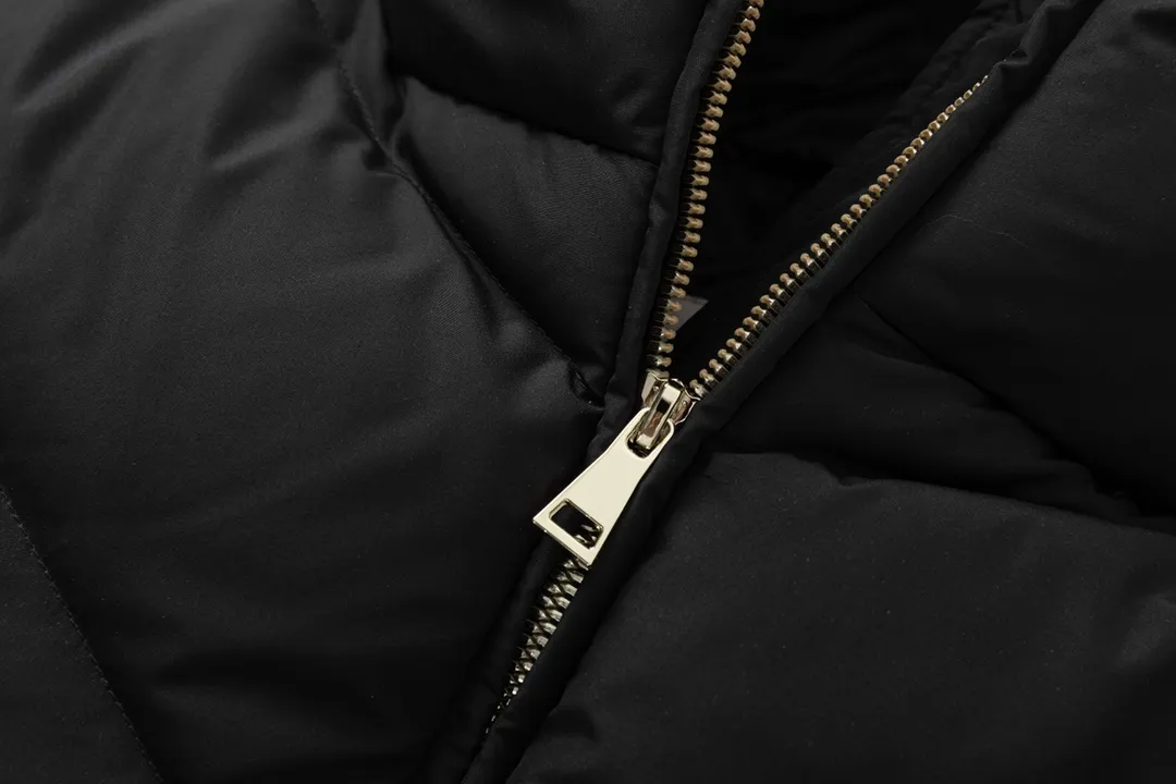 P940 with dust bag) Moncler/Moncler 2024 new arrival hooded belted down jacket. Customized YB imported windproof and waterproof nylon material with white goose down filling. The whole piece is lightweight and warm. It adopts rectangular strip and V-shaped embossed quilting. It is fashionable and advanced. The silhouette is plump and stiff, three-dimensional and stylish. The regular hooded down jacket is cut and the hooded collar makes the style more casual and personalized while taking into account the warmth, practicality, comfort and non-selective wear. Iconic badge decoration on the outside of the arm. Presenting the brand concept, the waist is equipped with a detachable elastic band to adjust and outline the waist. Light and fashionable down jackets are preferred for autumn and winter. Customized surface accessories are preferred. Check the version. Filling standard: national standard 90 down. Filling material: white goose down high version. Color: black, off-white, size: 0/1/2/3