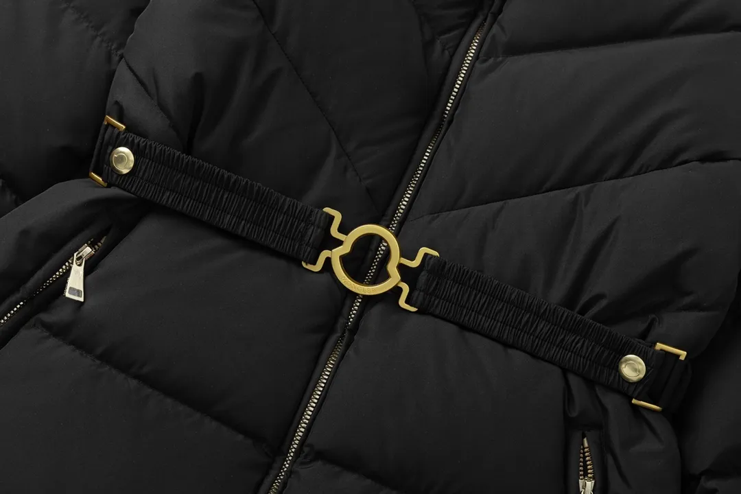 P940 with dust bag) Moncler/Moncler 2024 new arrival hooded belted down jacket. Customized YB imported windproof and waterproof nylon material with white goose down filling. The whole piece is lightweight and warm. It adopts rectangular strip and V-shaped embossed quilting. It is fashionable and advanced. The silhouette is plump and stiff, three-dimensional and stylish. The regular hooded down jacket is cut and the hooded collar makes the style more casual and personalized while taking into account the warmth, practicality, comfort and non-selective wear. Iconic badge decoration on the outside of the arm. Presenting the brand concept, the waist is equipped with a detachable elastic band to adjust and outline the waist. Light and fashionable down jackets are preferred for autumn and winter. Customized surface accessories are preferred. Check the version. Filling standard: national standard 90 down. Filling material: white goose down high version. Color: black, off-white, size: 0/1/2/3