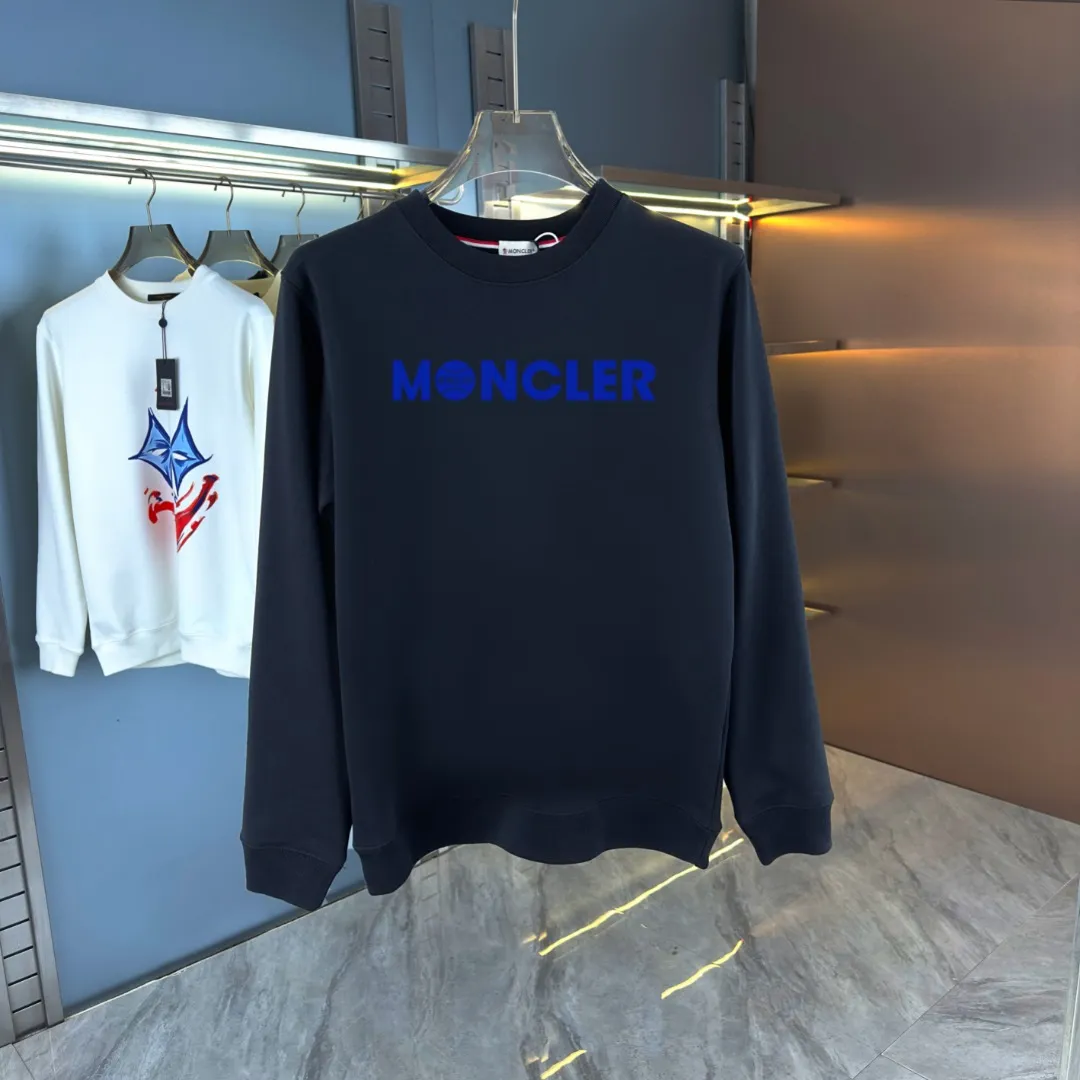 P210 high version sweatshirt) 📦With exclusive packaging📦 [Long-term ready stock] Upgraded version "Mobile phone smart sensor ~ NFC chip armband ~ Directly to the official website for anti-counterfeiting" 〖 𝐌𝐎𝐍𝐂𝐋𝐄𝐑 ~ Mouth covering〗 2025 new high quality, using 450 grams of heavyweight fabric Different from the market currency, you can mix and match everything at will and you will be handsome😎The whole clothes is made of double waistcoats. The double waistcoats make the whole dress more three-dimensional. It is not an ordinary factory that can do such fine work. 2025 autumn and winter new style, on sale at the counter, exquisite printed round neck terry sweatshirt. High-end double-ply cotton. Customized stretch ribs are dyed in the same vat. Three standards are complete. It is matched with digital printing patterns and is very breathable. Same style for men and women. Color: black, white, apricot. Size: S M L XL 2XL
