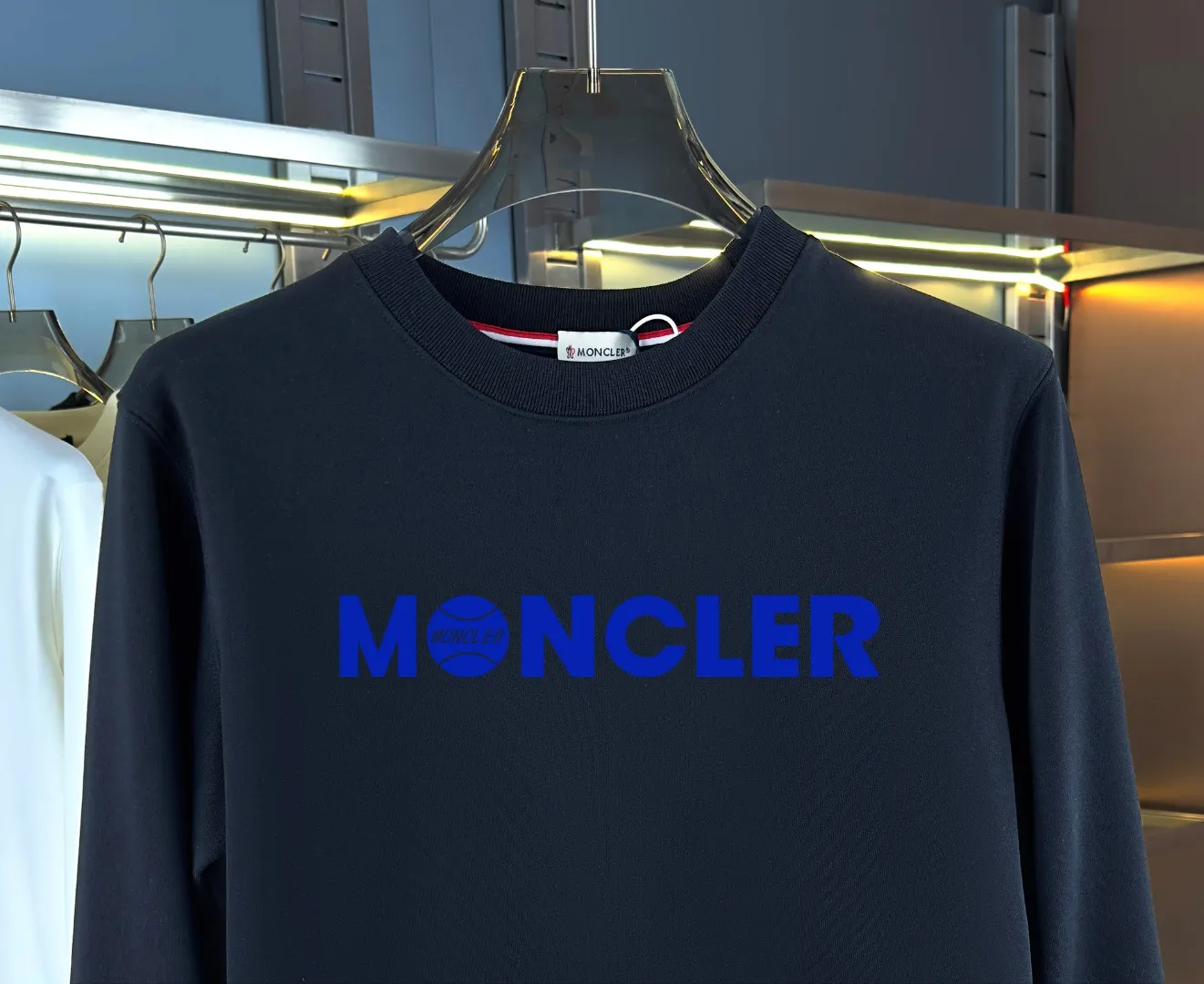 P210 high version sweatshirt) 📦With exclusive packaging📦 [Long-term ready stock] Upgraded version "Mobile phone smart sensor ~ NFC chip armband ~ Directly to the official website for anti-counterfeiting" 〖 𝐌𝐎𝐍𝐂𝐋𝐄𝐑 ~ Mouth covering〗 2025 new high quality, using 450 grams of heavyweight fabric Different from the market currency, you can mix and match everything at will and you will be handsome😎The whole clothes is made of double waistcoats. The double waistcoats make the whole dress more three-dimensional. It is not an ordinary factory that can do such fine work. 2025 autumn and winter new style, on sale at the counter, exquisite printed round neck terry sweatshirt. High-end double-ply cotton. Customized stretch ribs are dyed in the same vat. Three standards are complete. It is matched with digital printing patterns and is very breathable. Same style for men and women. Color: black, white, apricot. Size: S M L XL 2XL