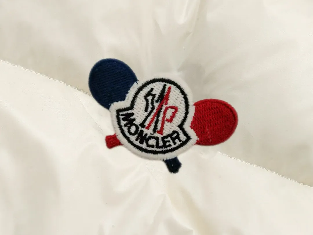 P720 MONCLER Meng Mouth Maya Down Jacket: Color/off-white, black Size: M. L. Zipper pendant with custom logo Fabric: 400D bright nylon, anti-fouling, anti-wrinkle, waterproof and windproof, very wear-resistant, breathable and comfortable.           Embroidery: Straight lines, smooth curves, dense and neat stitches, no jagged edges, flat embroidery surface, no skewed threads, consistent stitch length, no bottom exposed, no overlap, smooth embroidery surface, no ink marks and other stains. Advanced imported embroidery machines are used to ensure embroidery quality.